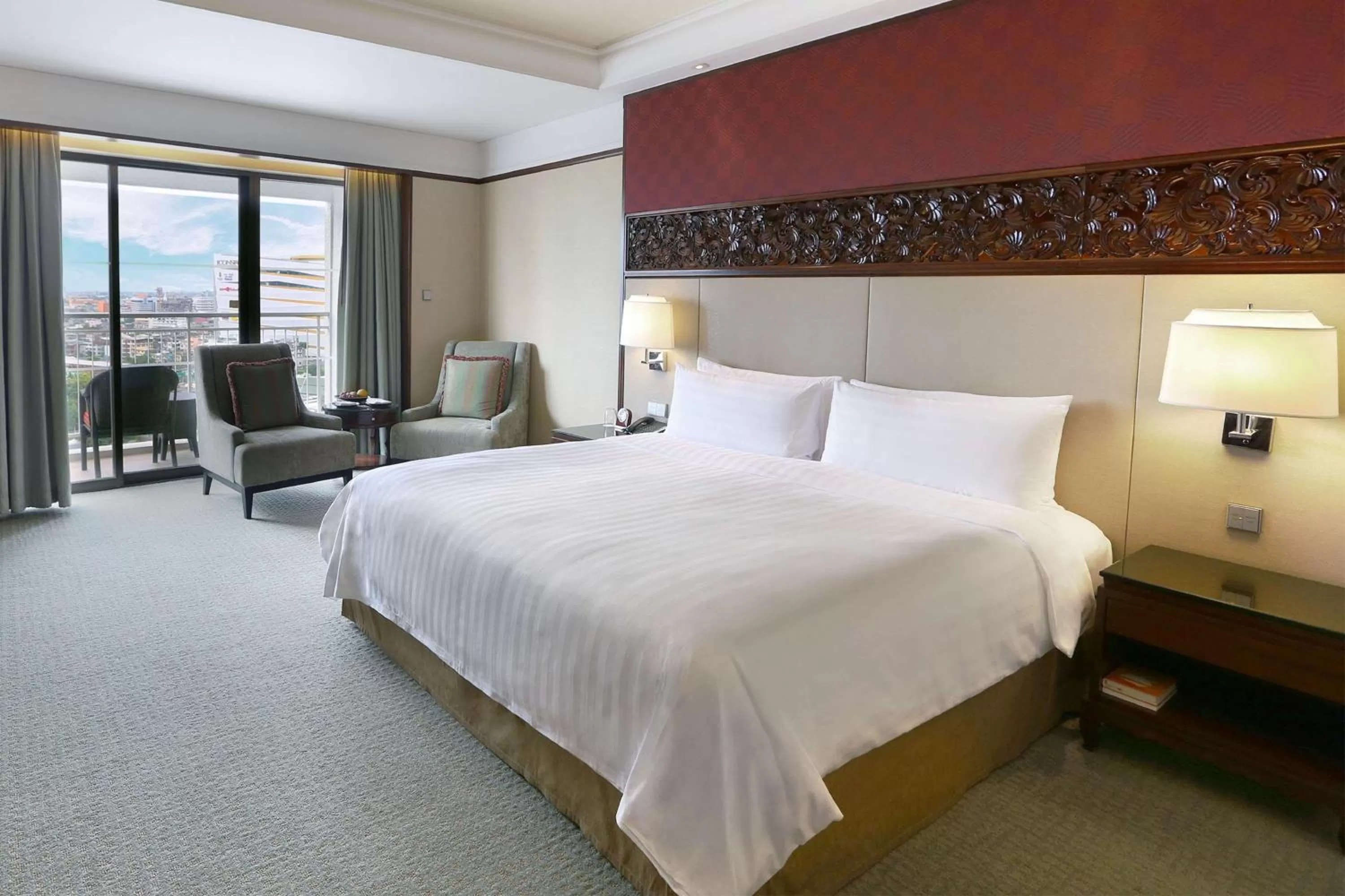 Deluxe Balcony King in Shangri-La Bangkok