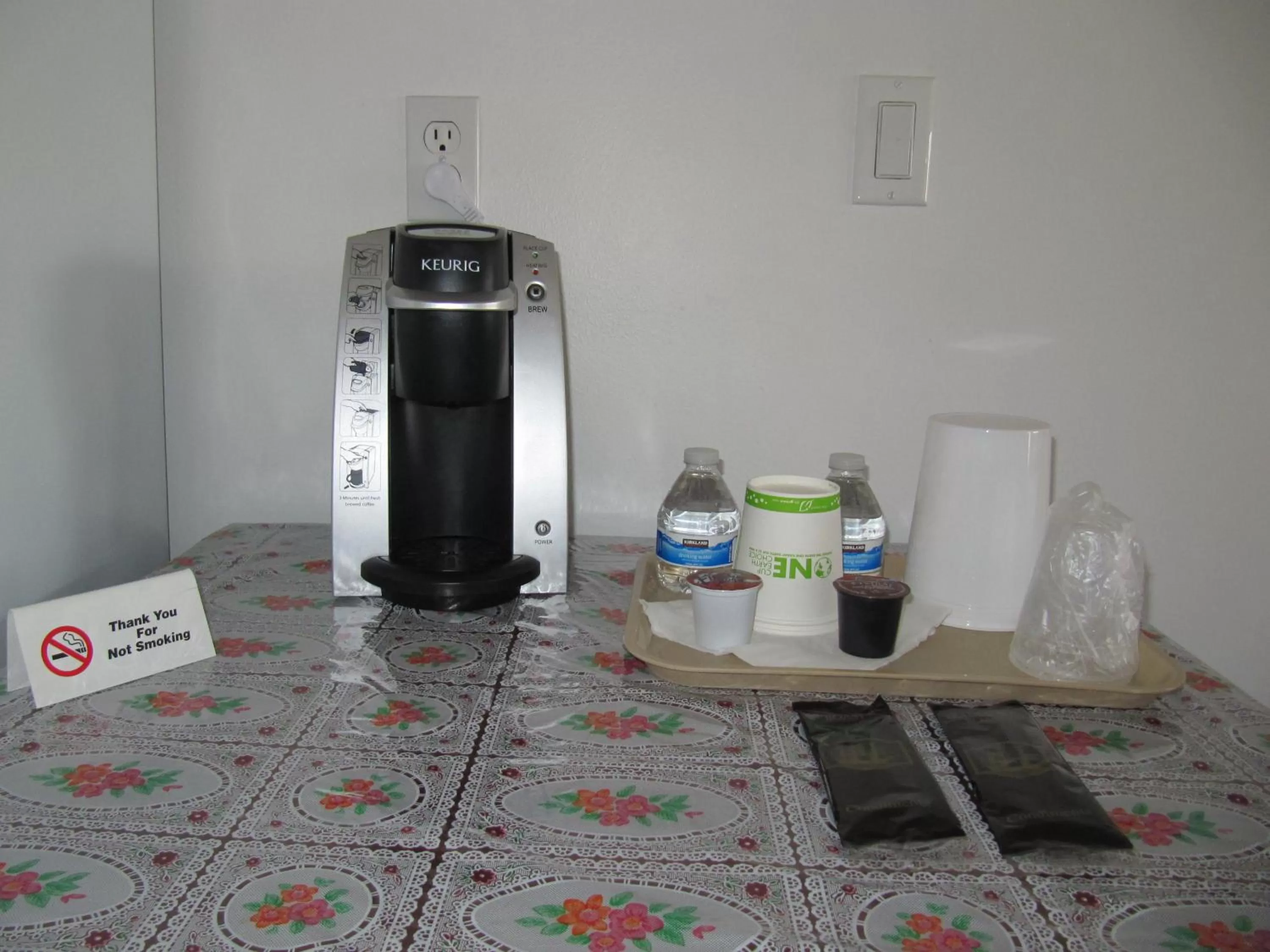 Coffee/tea facilities in Redwood Inn
