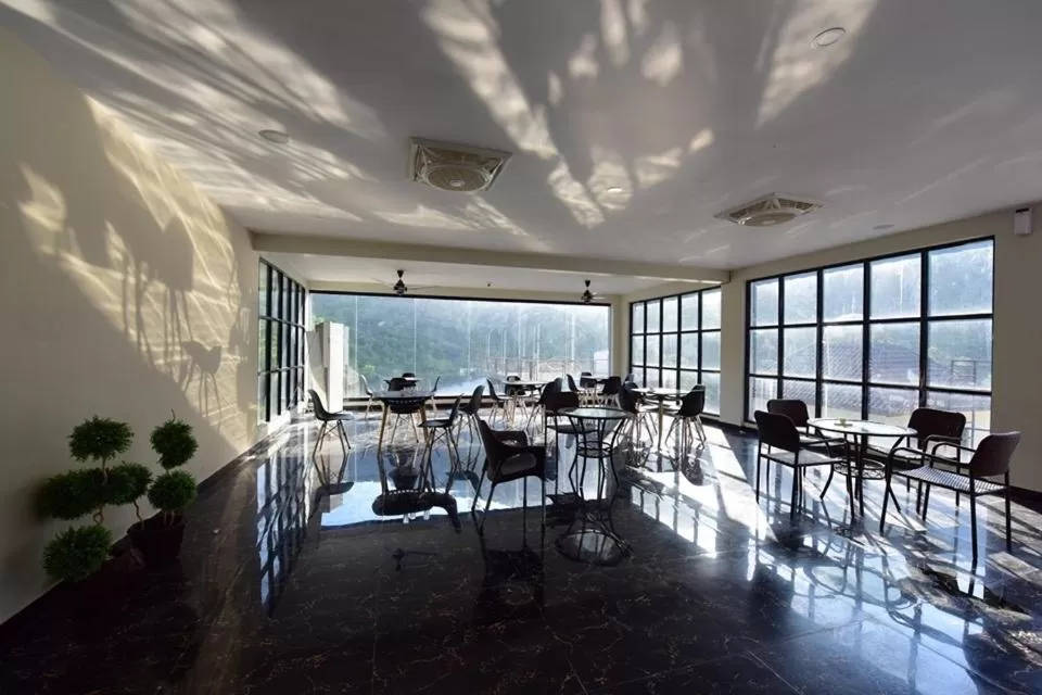 Restaurant/places to eat in Hotel La Orilla Muzaffarabad