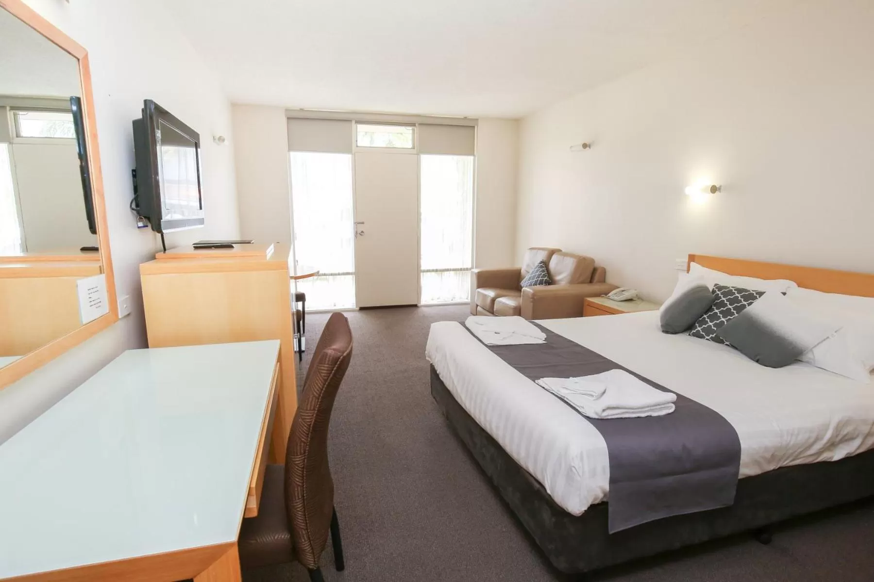 Photo of the whole room, Bed in Sandors Motor Inn