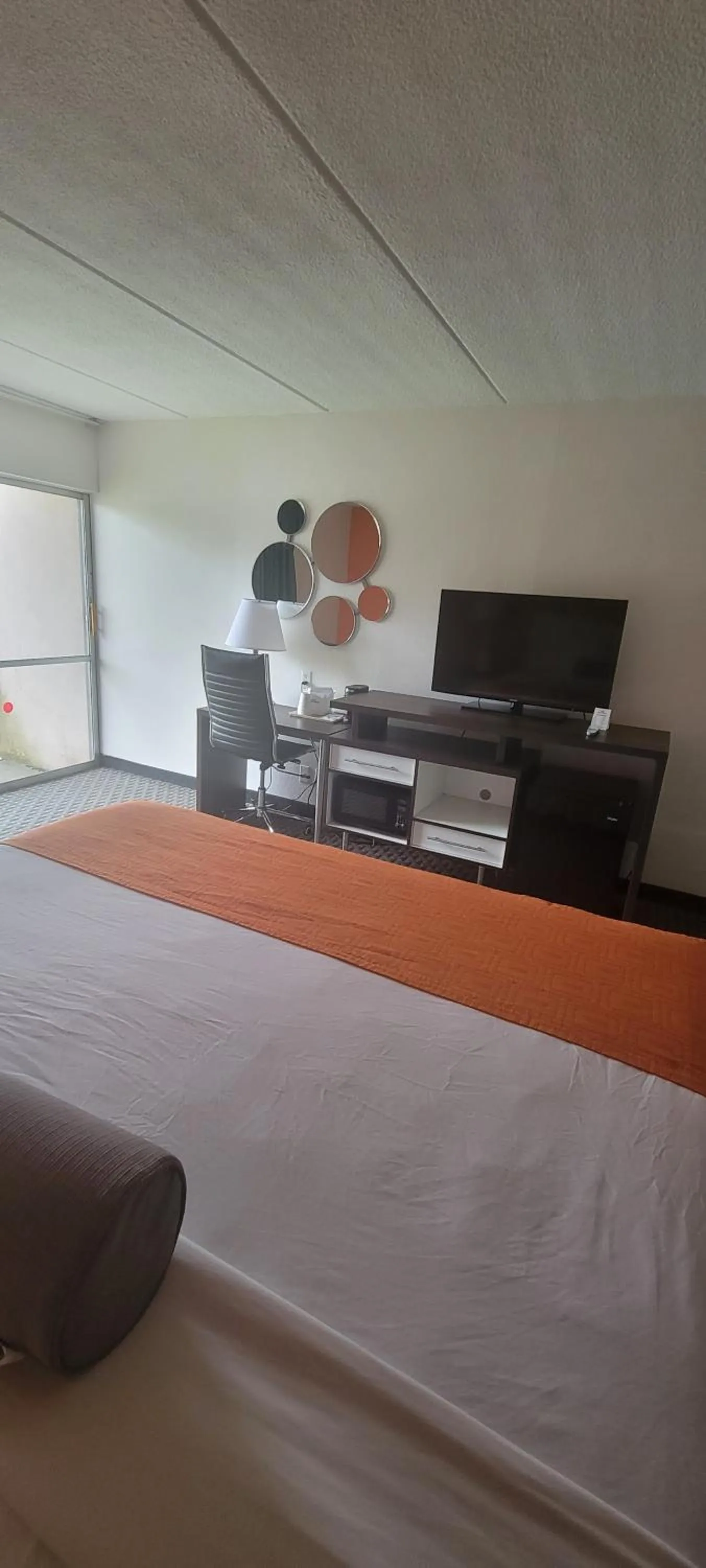 Bedroom, Bed in Howard Johnson by Wyndham Newburgh