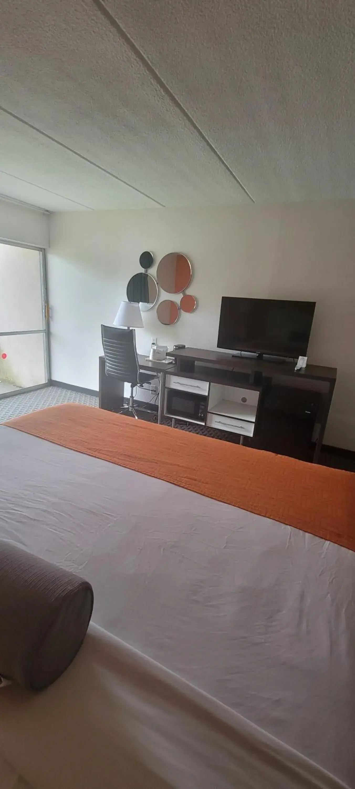 King Room - Non-Smoking in Howard Johnson by Wyndham Newburgh King Room - Non-Smoking in Howard Johnson by Wyndham Newburgh