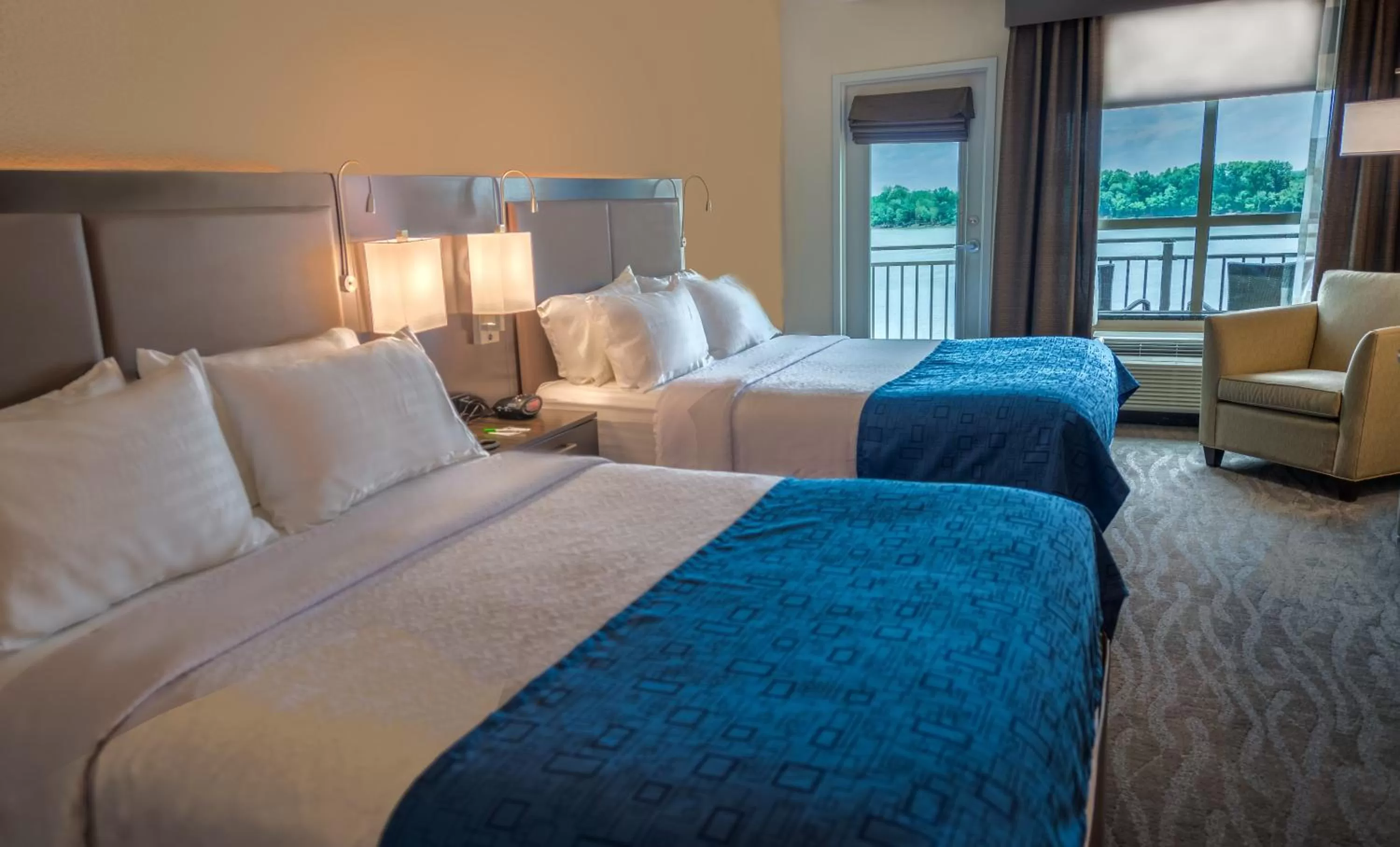 Photo of the whole room, Bed in Holiday Inn Owensboro Riverfront by IHG