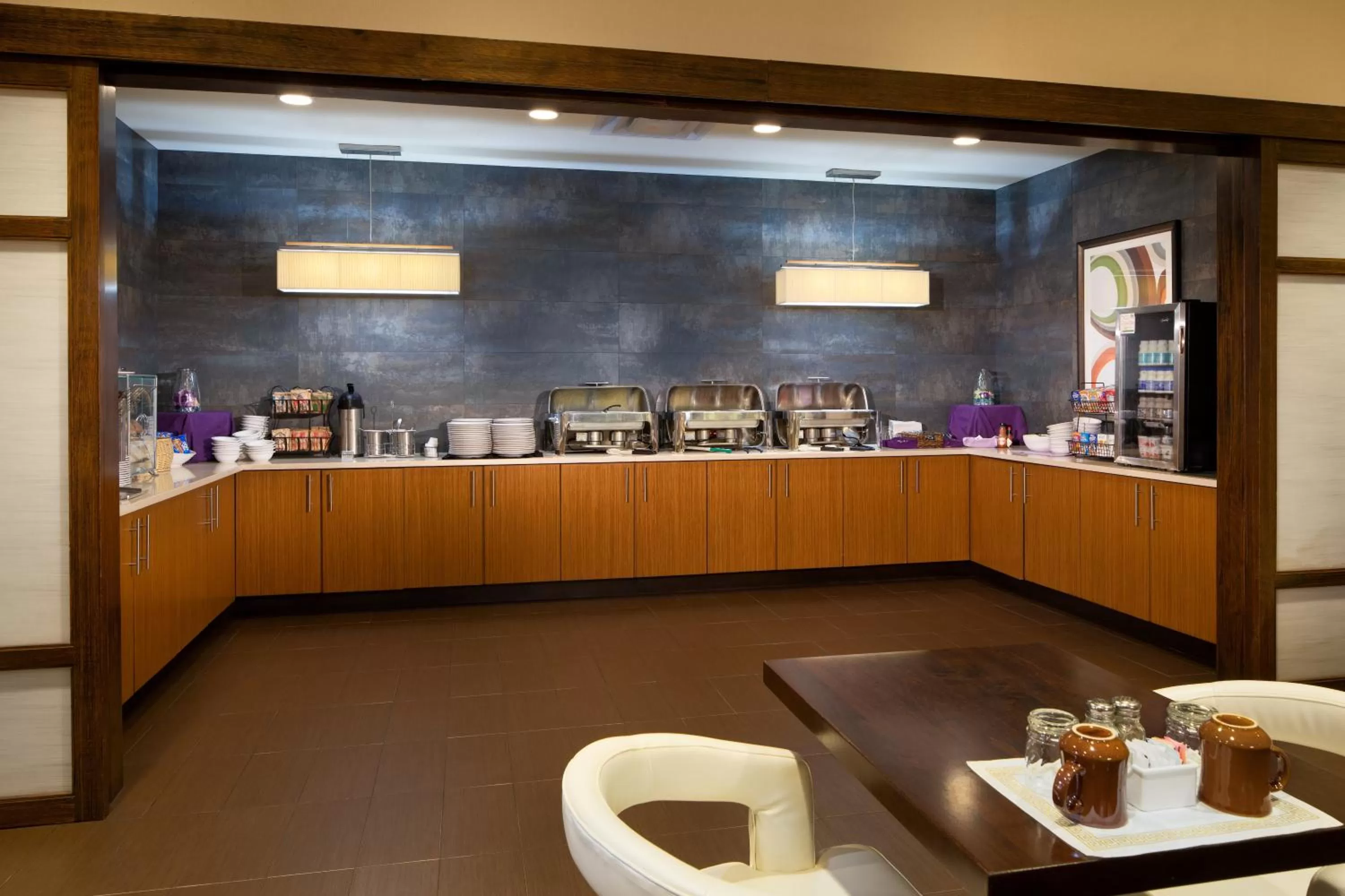 Restaurant/places to eat in Holiday Inn and Suites Charleston West by IHG