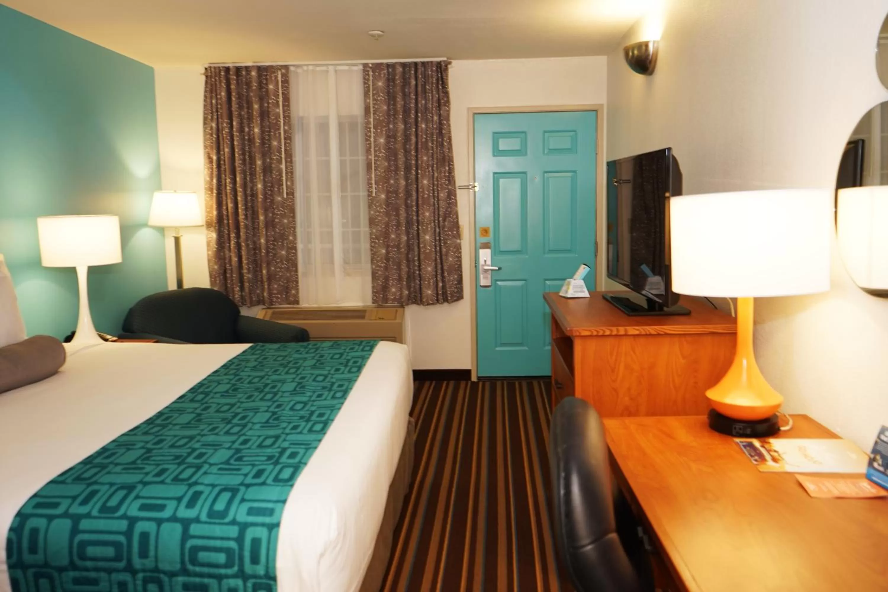 Bed in Howard Johnson by Wyndham Salinas