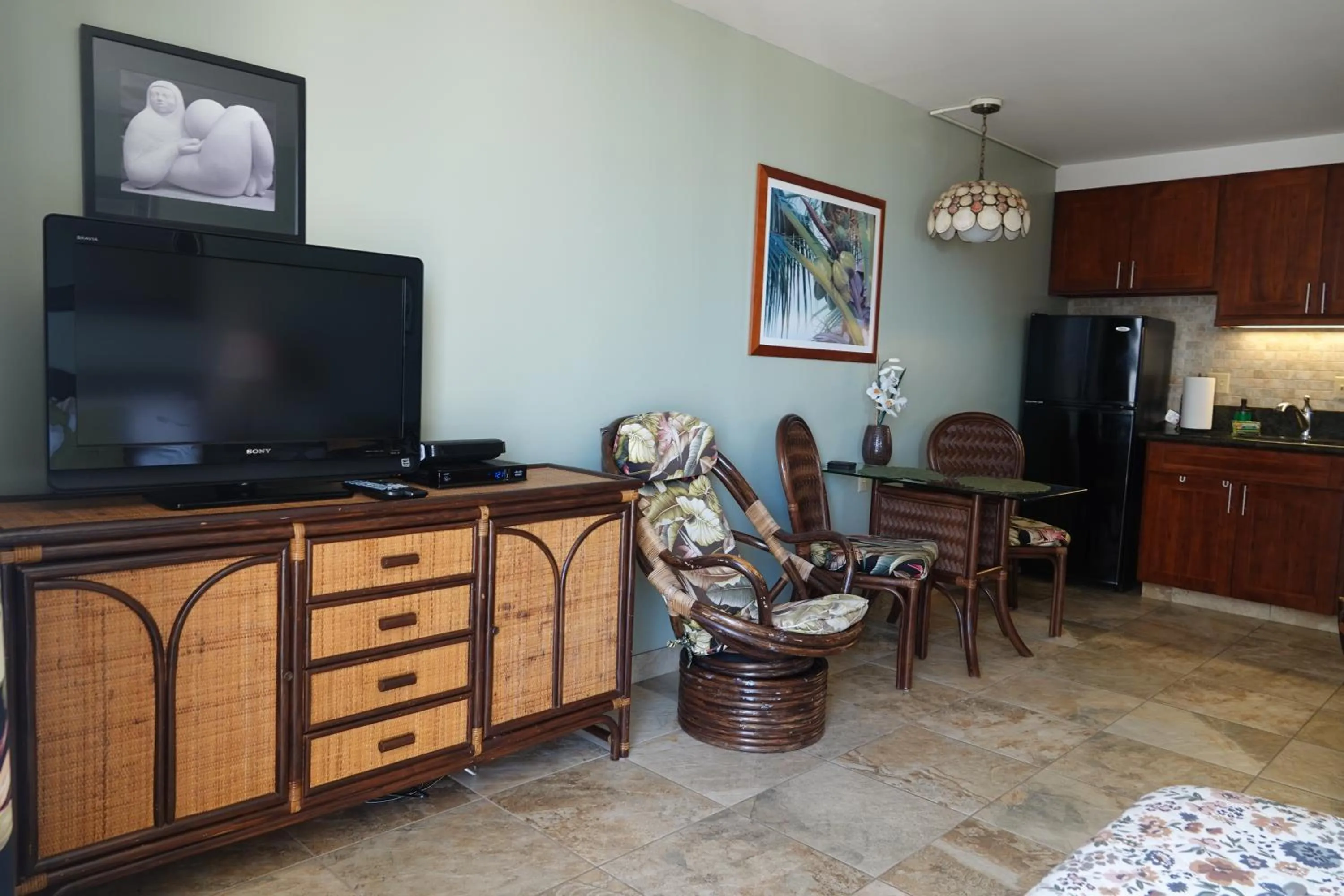 Tropical Studios at Marine Surf Waikiki - FREE PARKING - BEST LOCATION - FULL KITCHEN - SWIMMING POOL