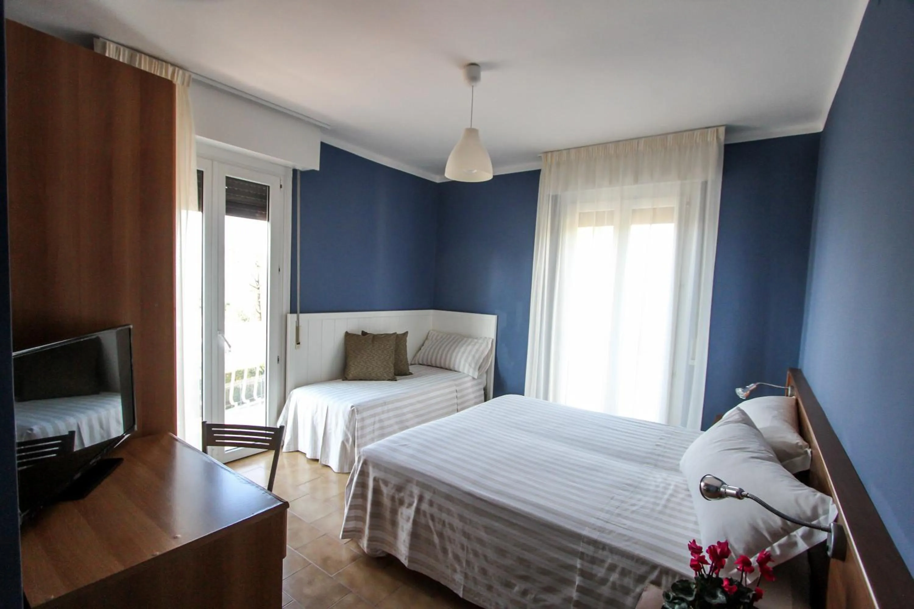 Triple Room with Lake View in Hotel Bardolino
