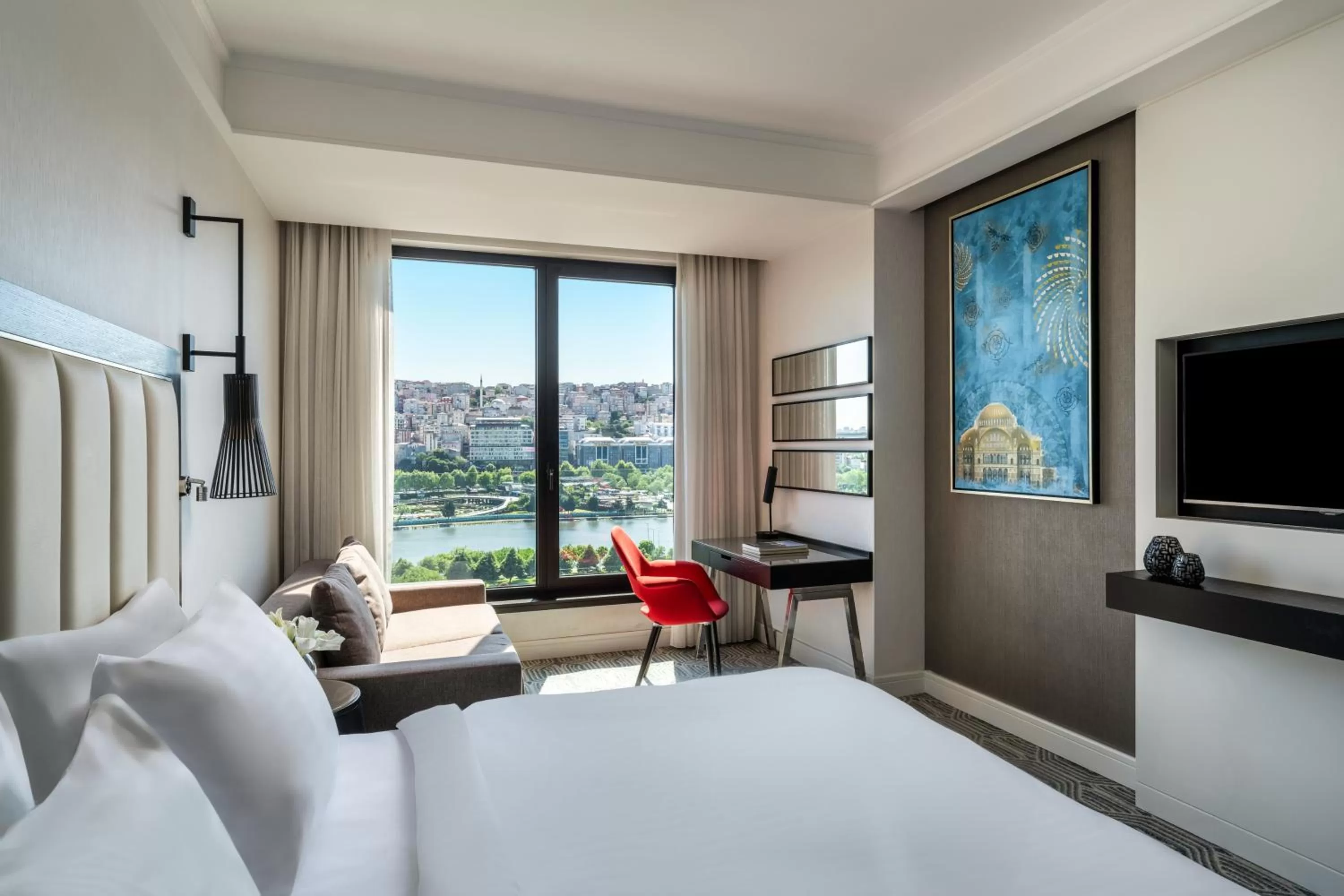 Living room, Bed in Mövenpick Istanbul Hotel Golden Horn