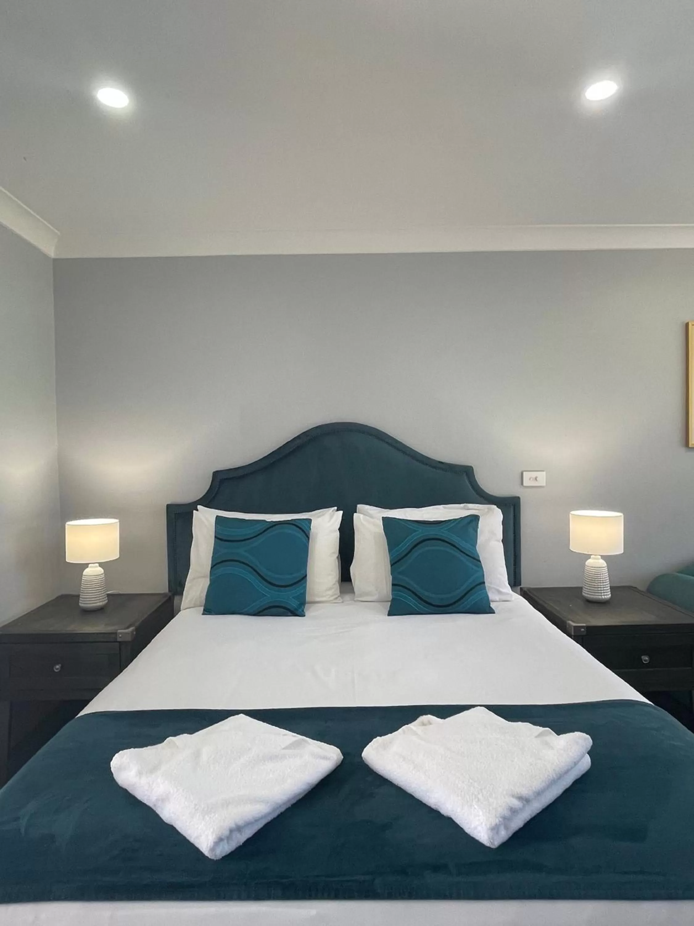 Bed in Town & Country Motor Inn