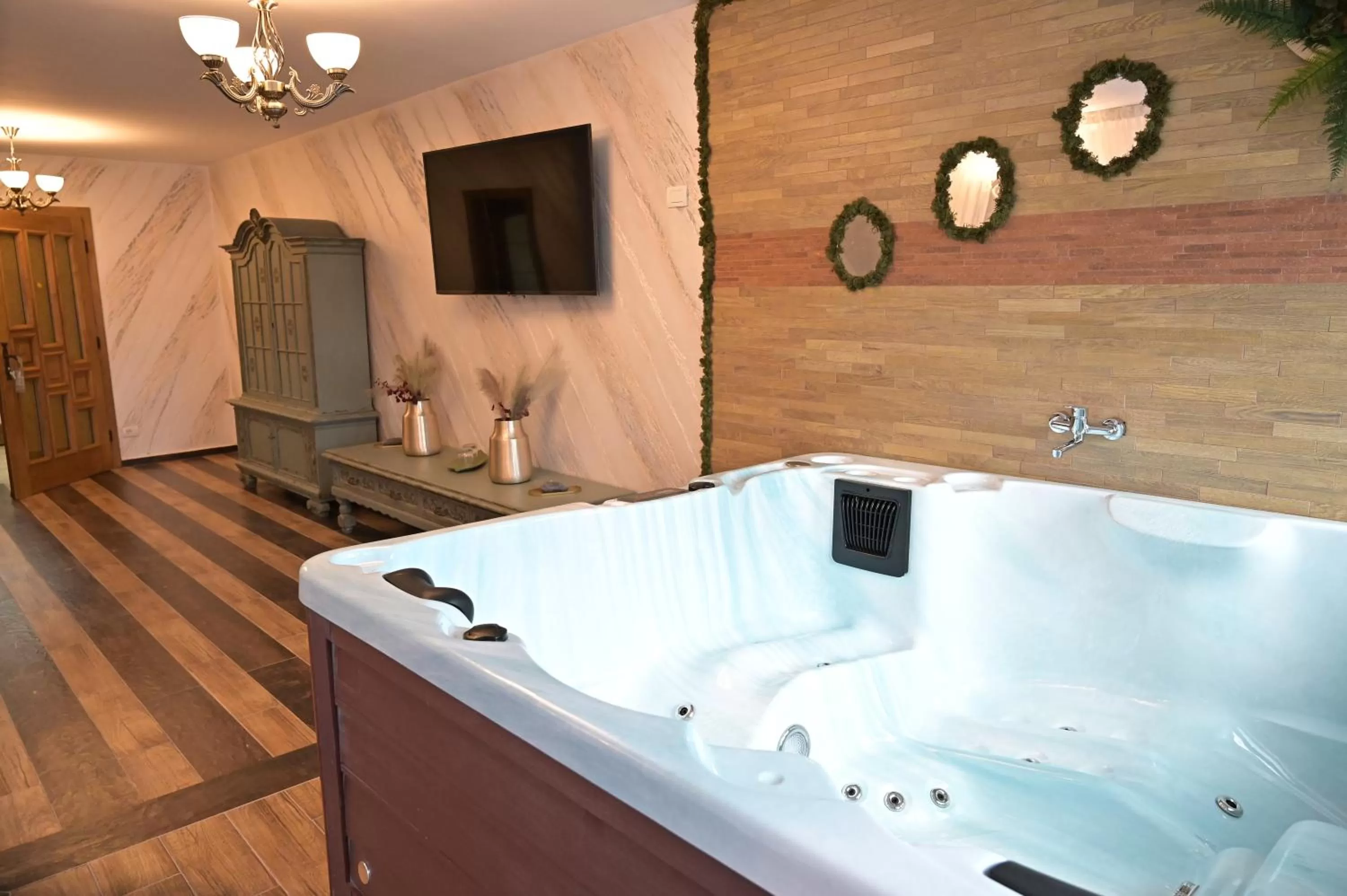 Hot Tub in Conacul Radacinilor