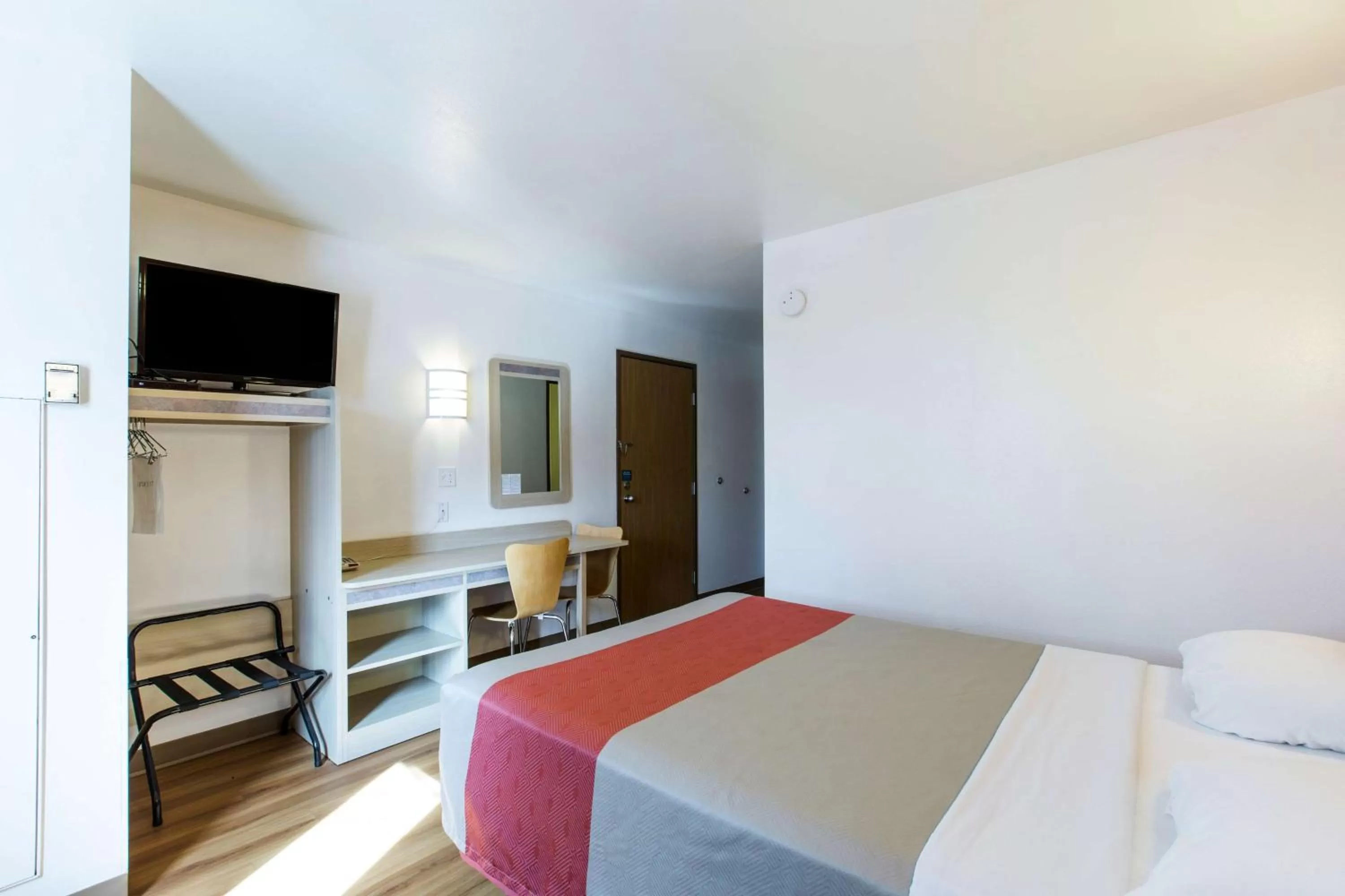 Bedroom, Bed in Motel 6-Baraboo, WI - Lake Delton-Wisconsin Dells