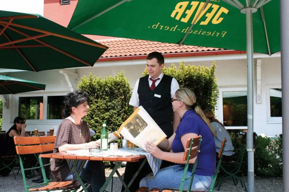 Restaurant/places to eat in Ara Classic