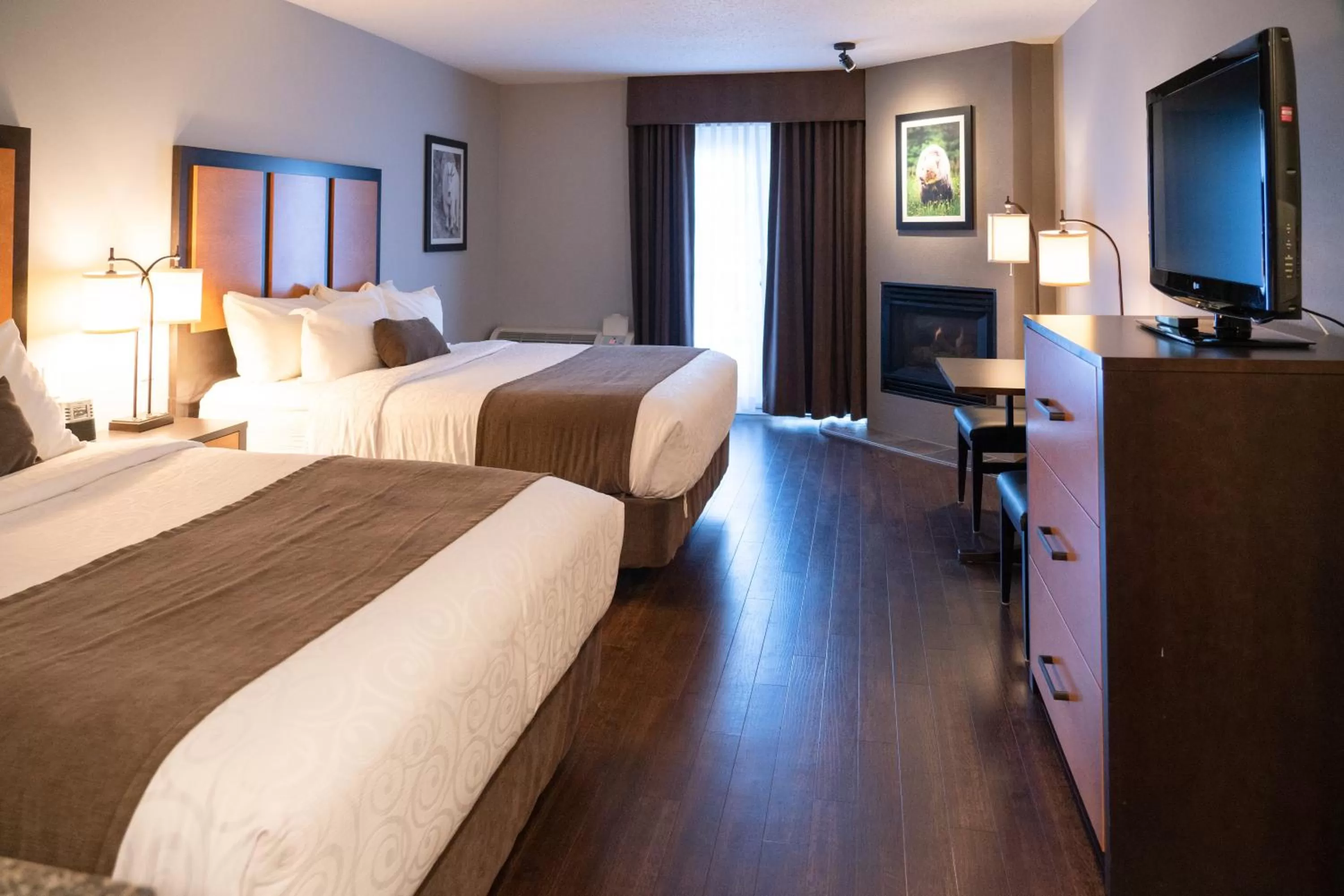 Photo of the whole room, Bed in Pocaterra Inn & Waterslide