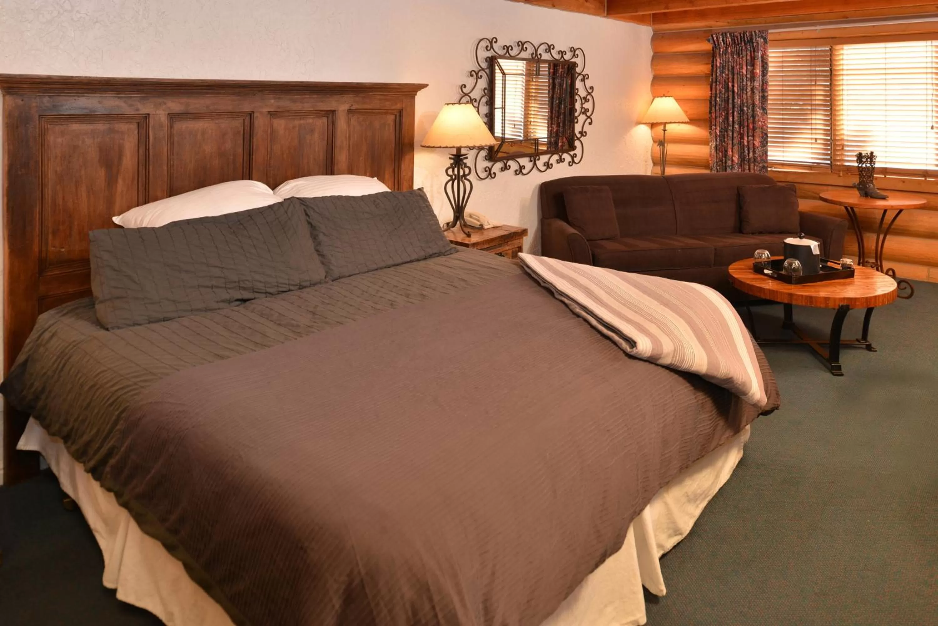 Photo of the whole room, Bed in The Boulder Creek Lodge