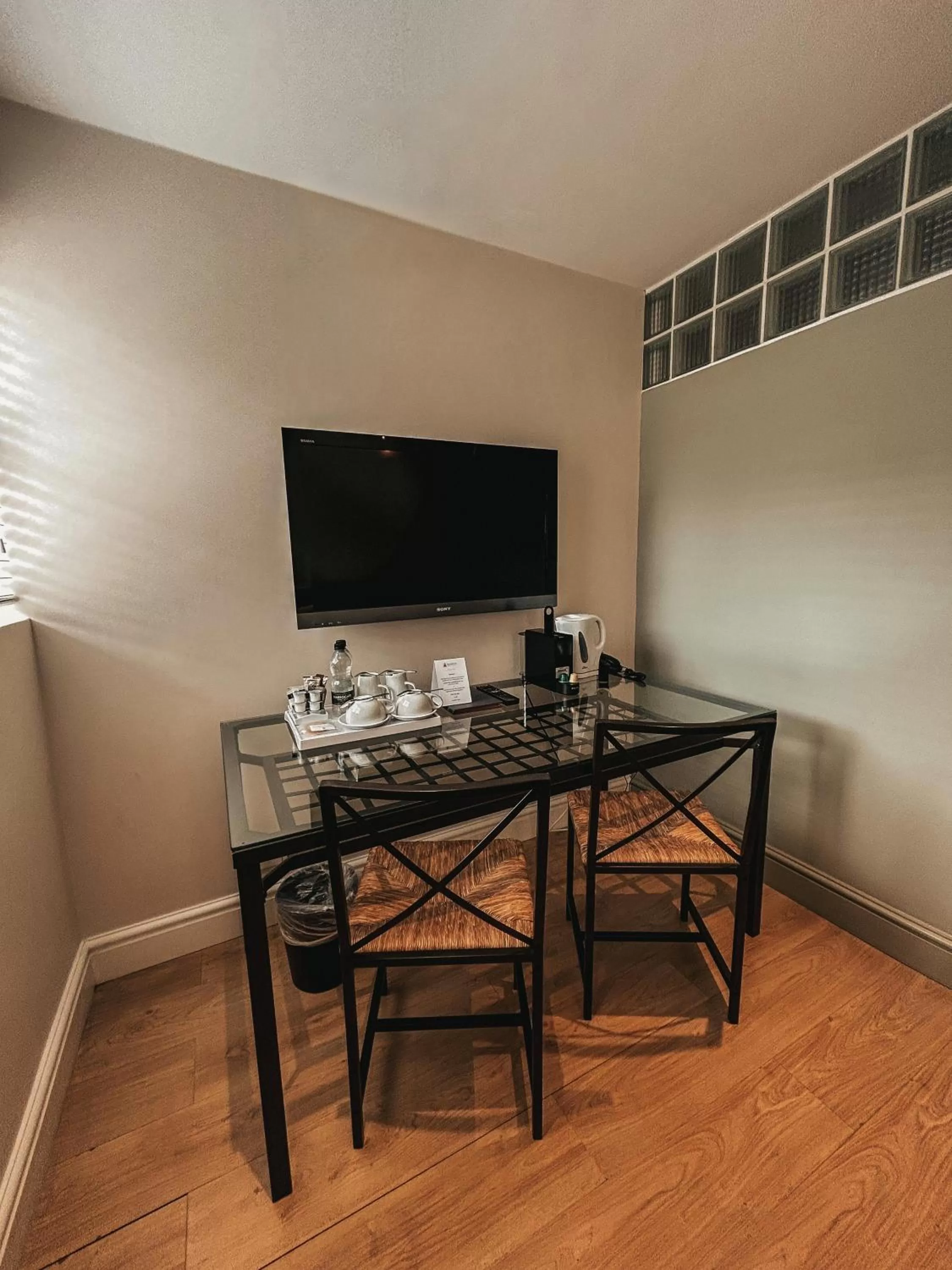 TV and multimedia in The Bell Inn Hotel