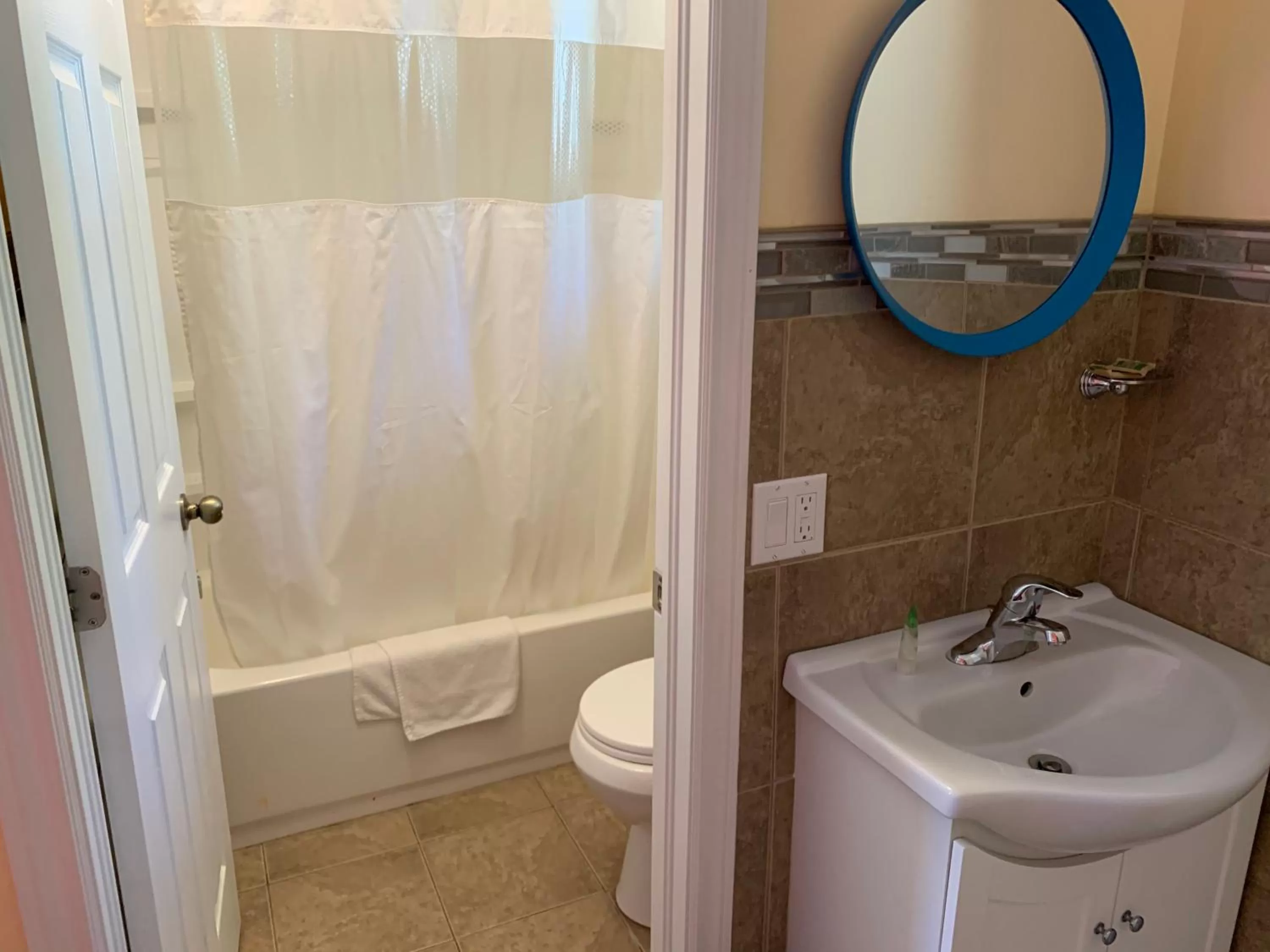 Bathroom in Sunparlor Motel