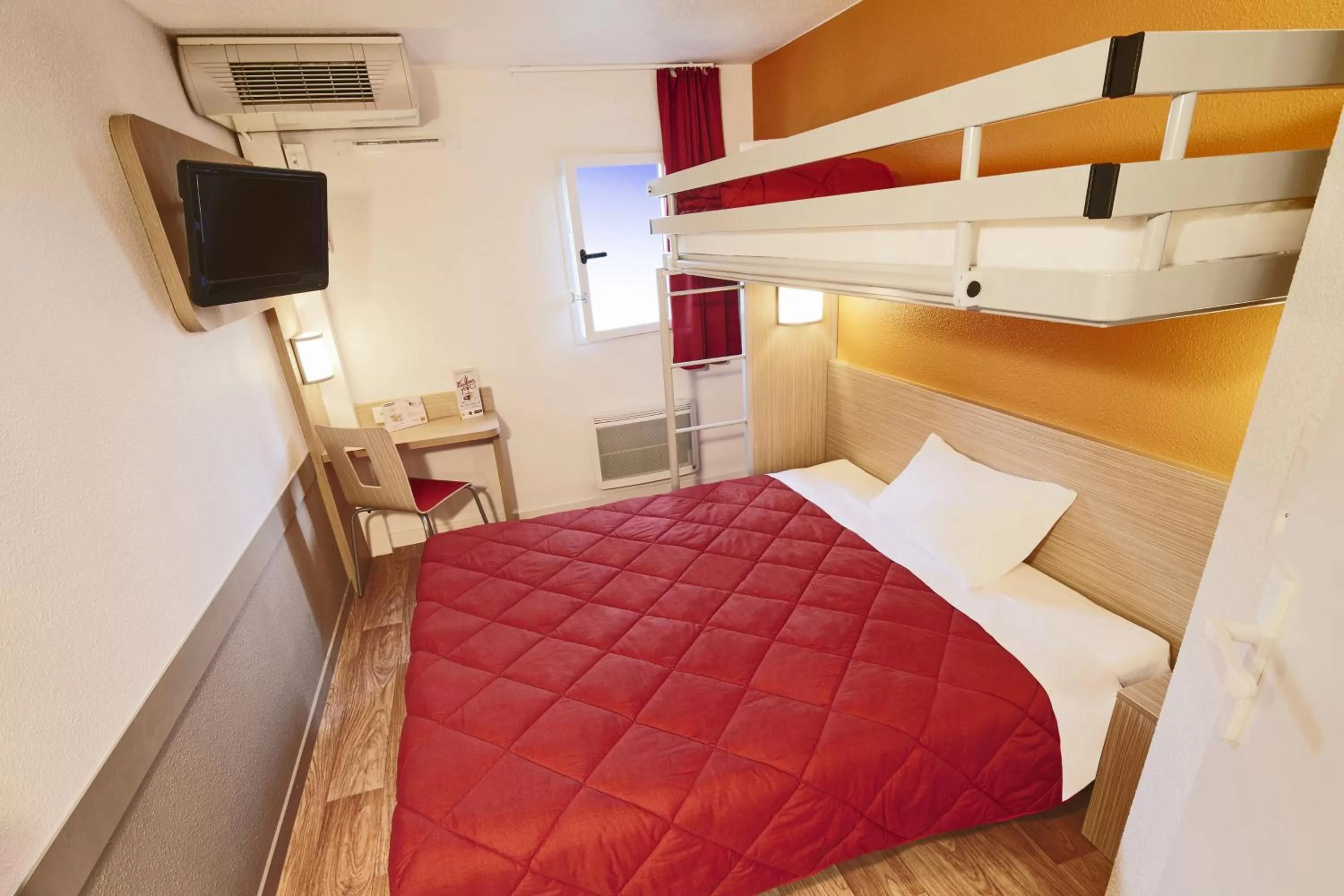 Bedroom, Bed in Premiere Classe Roissy CDG - Paris Nord 2 - Parc des Expositions