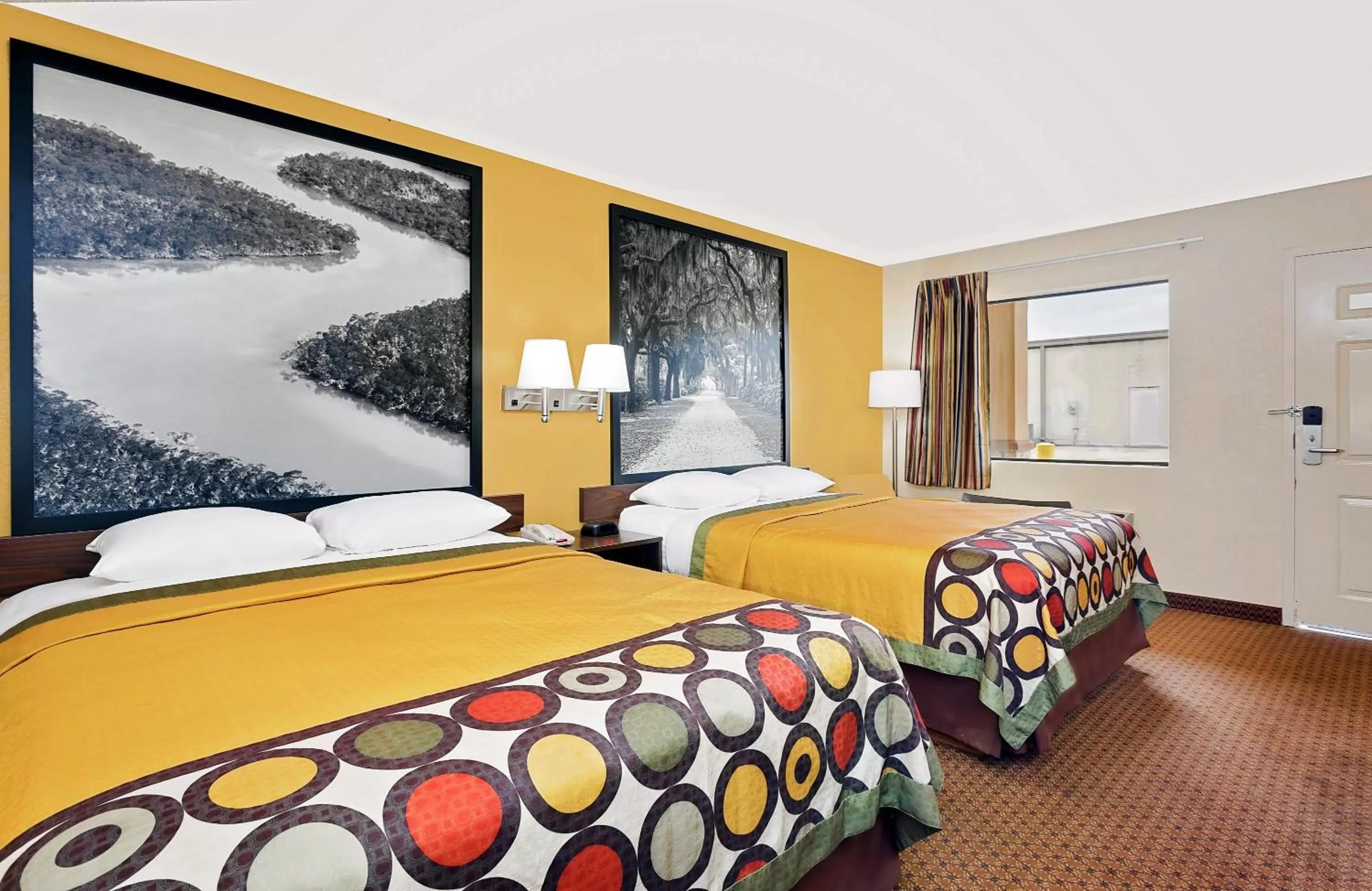 Bed in Super 8 by Wyndham Byron/South Macon