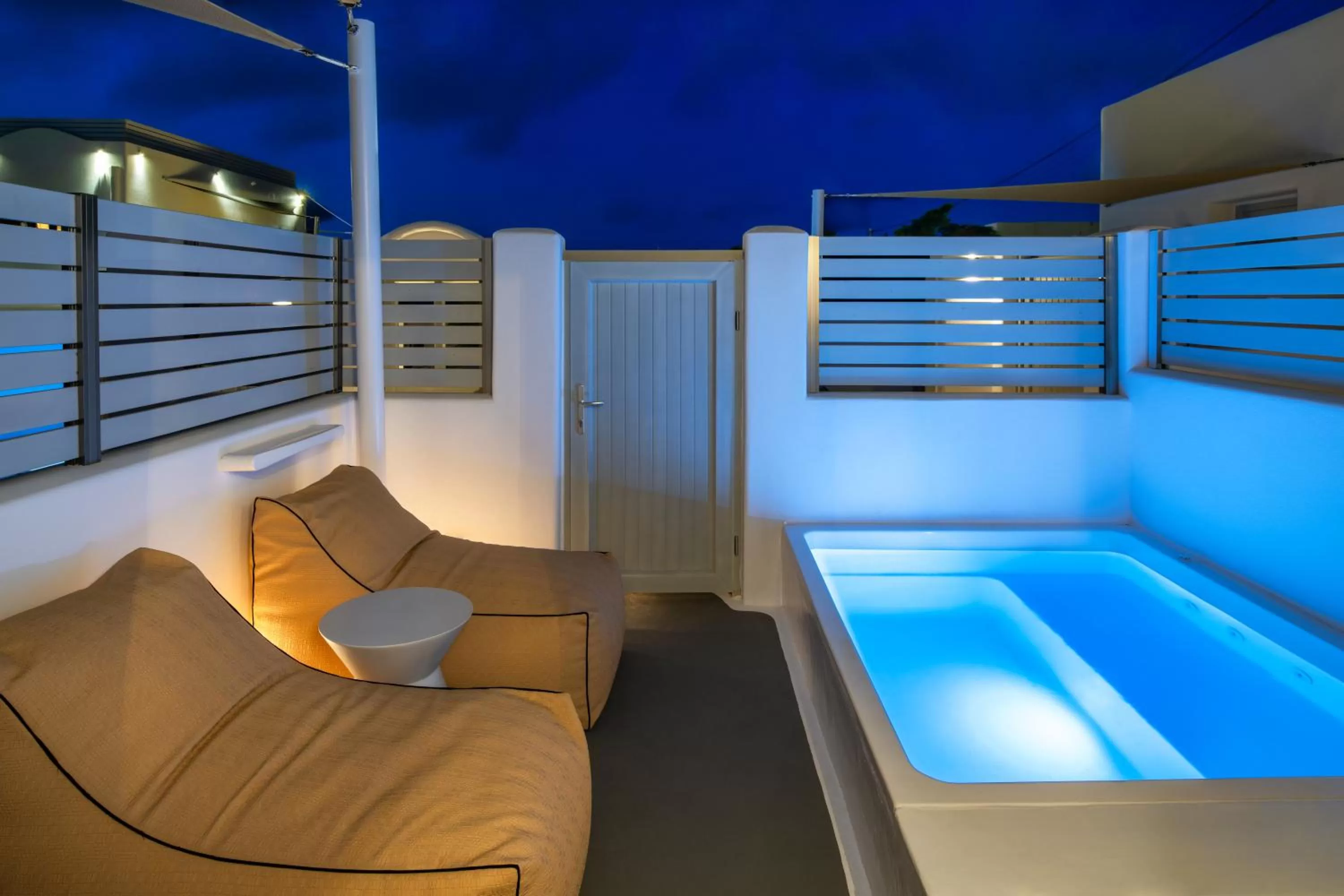 Hot Tub in Hill Suites