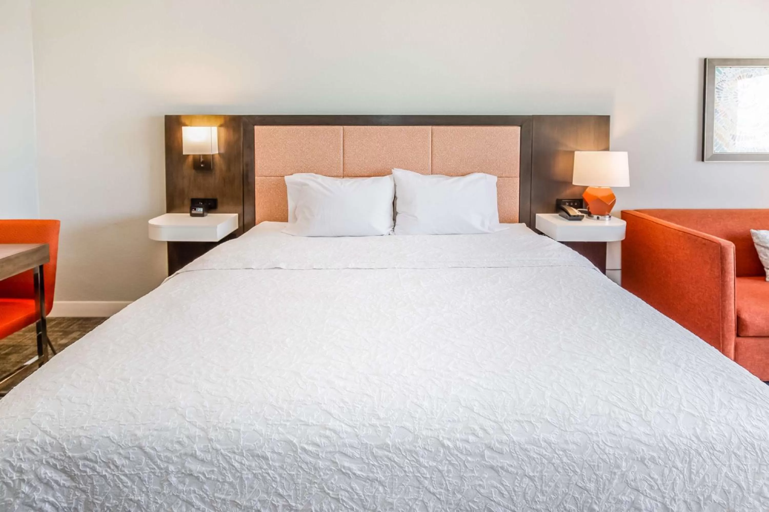 Living room, Bed in Hampton Inn Pensacola Beach