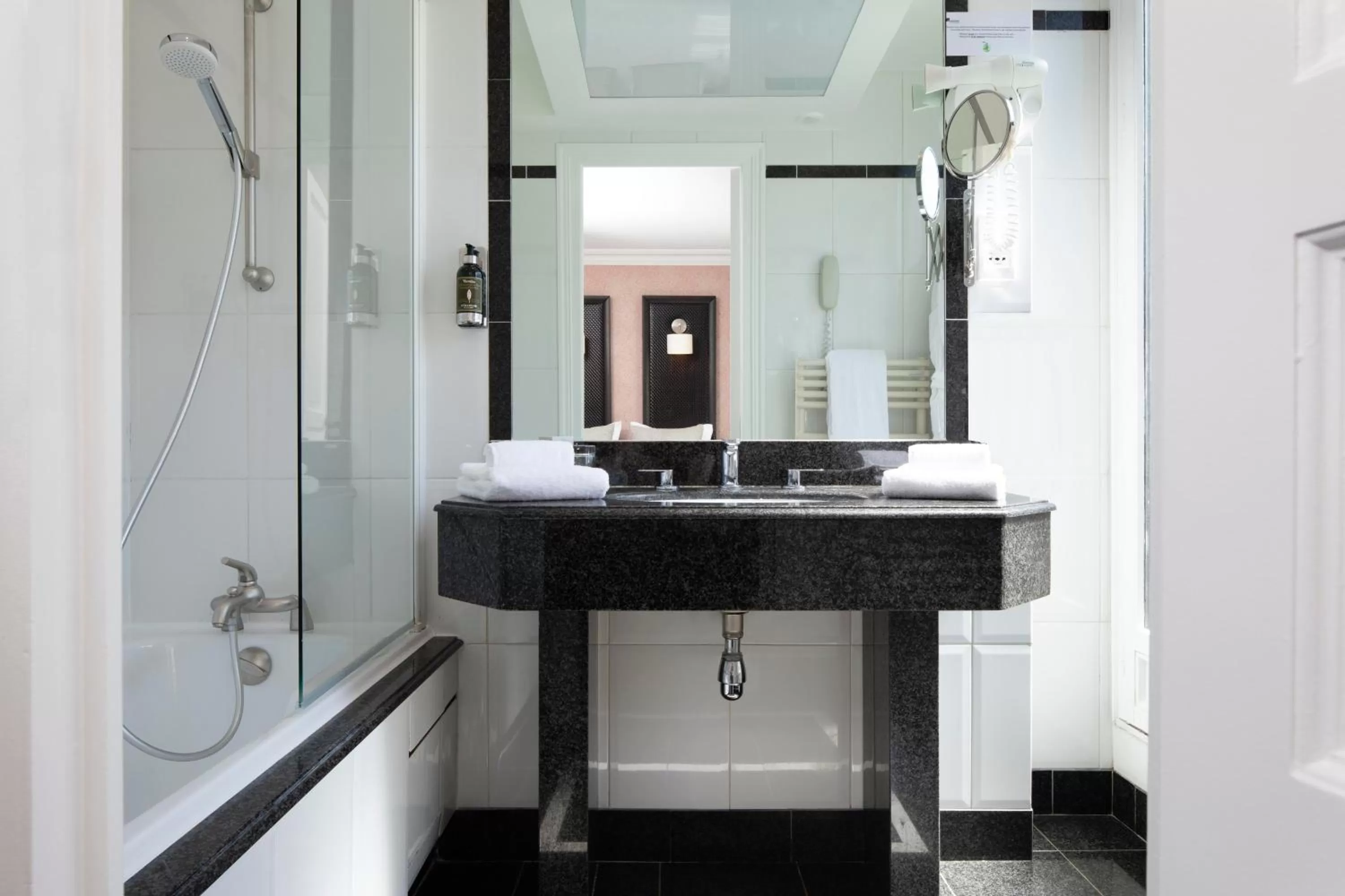 Bathroom in Hôtel Elysées Régencia