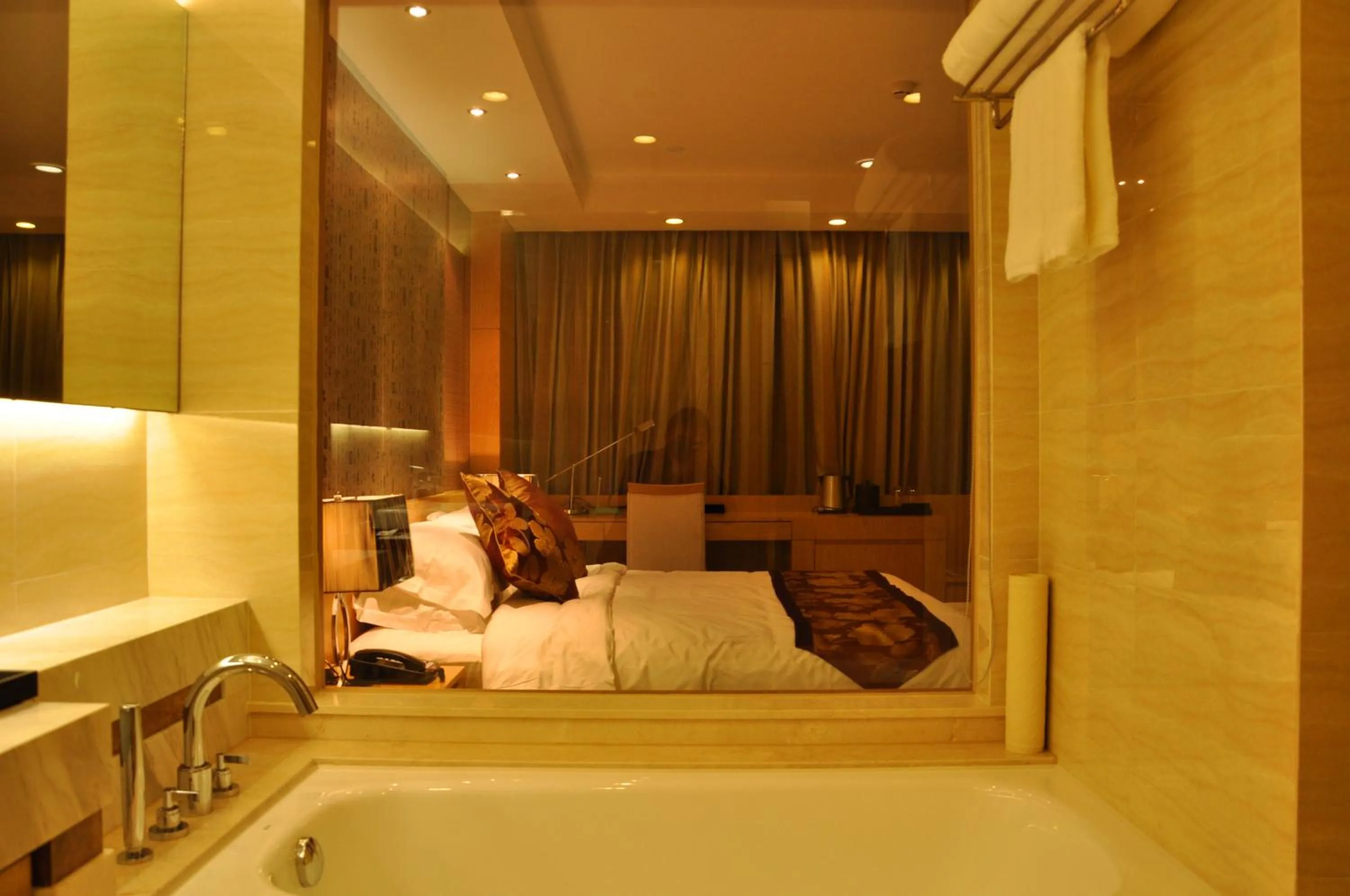 Bed in Suzhou Sun Plaza Hotel