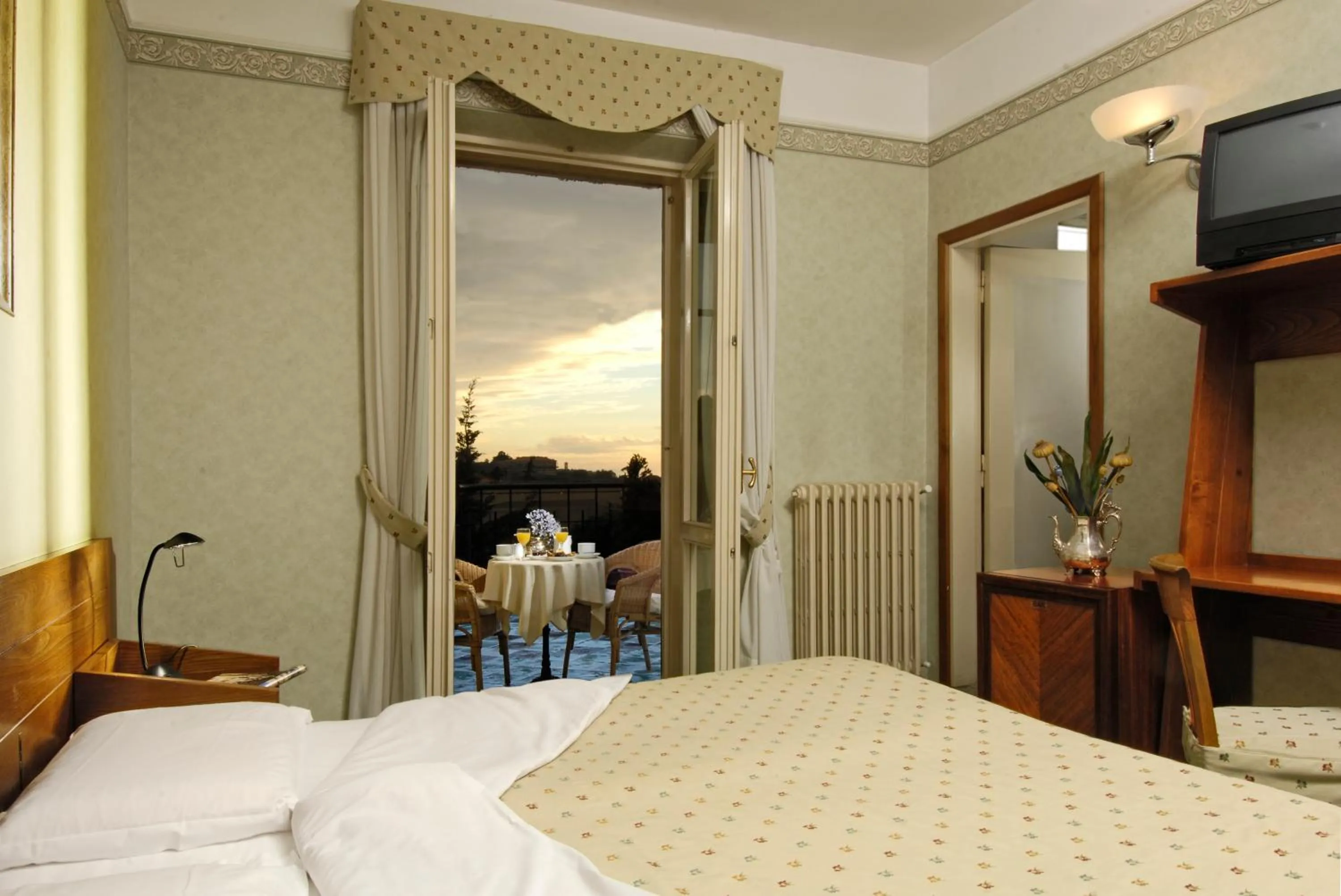 Balcony/Terrace, Bed in Hotel Cacciani