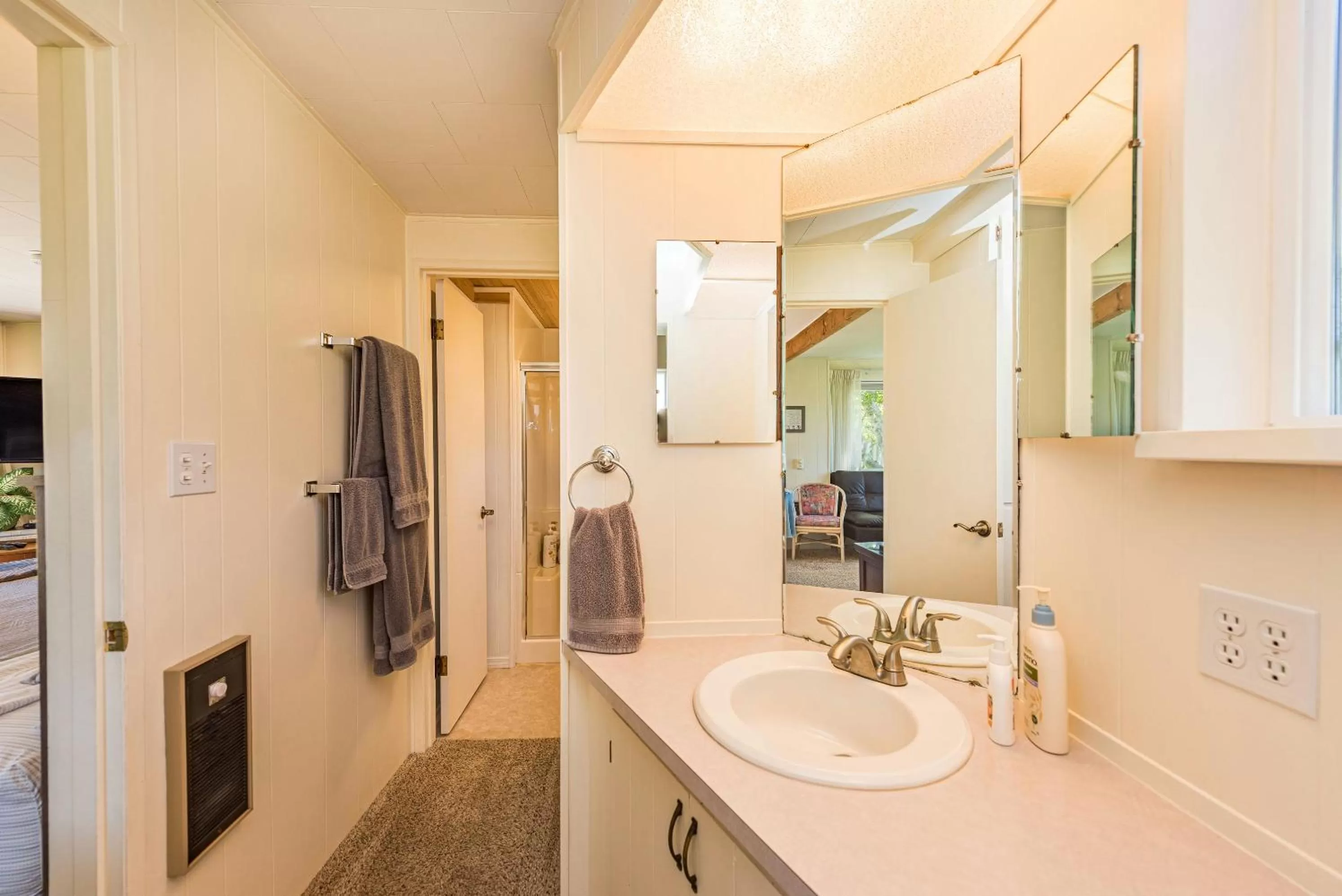 Bathroom in Juan de Fuca Waterfront Hotel & Cottages