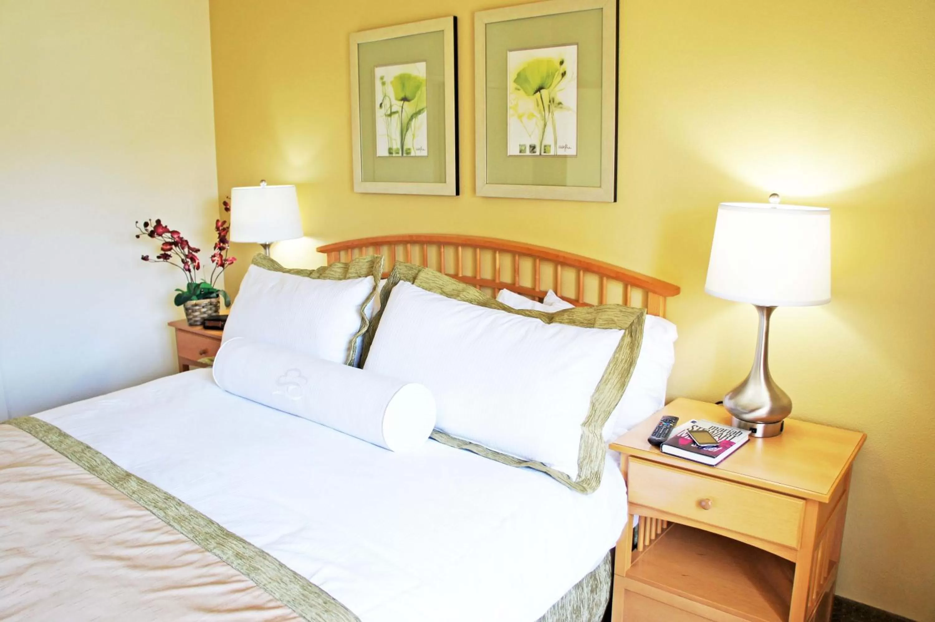 Bedroom, Bed in Raintree's Cimarron Golf Resort Palm Springs