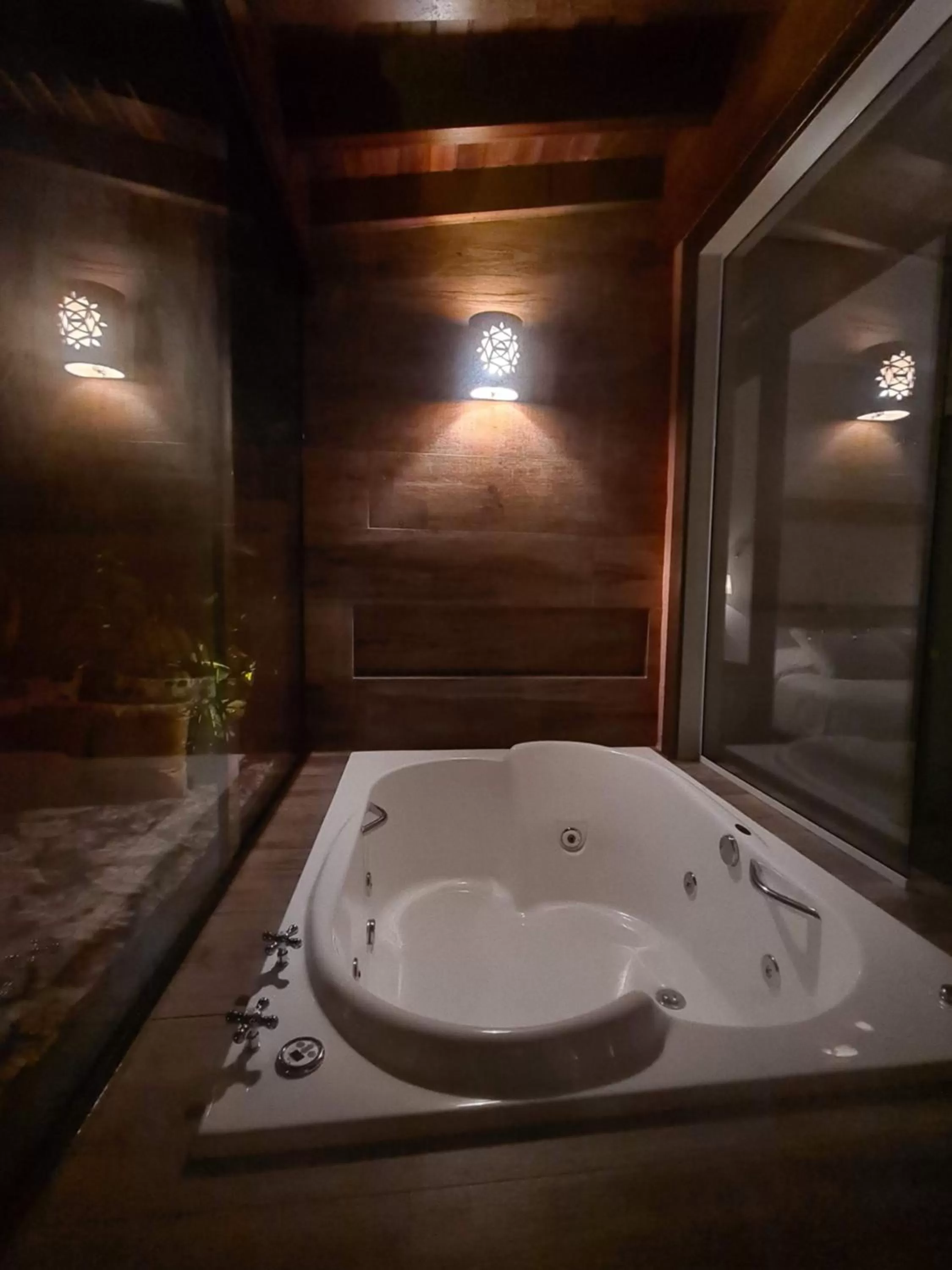 Hot Tub, Bathroom in Pousada Vila Rosada