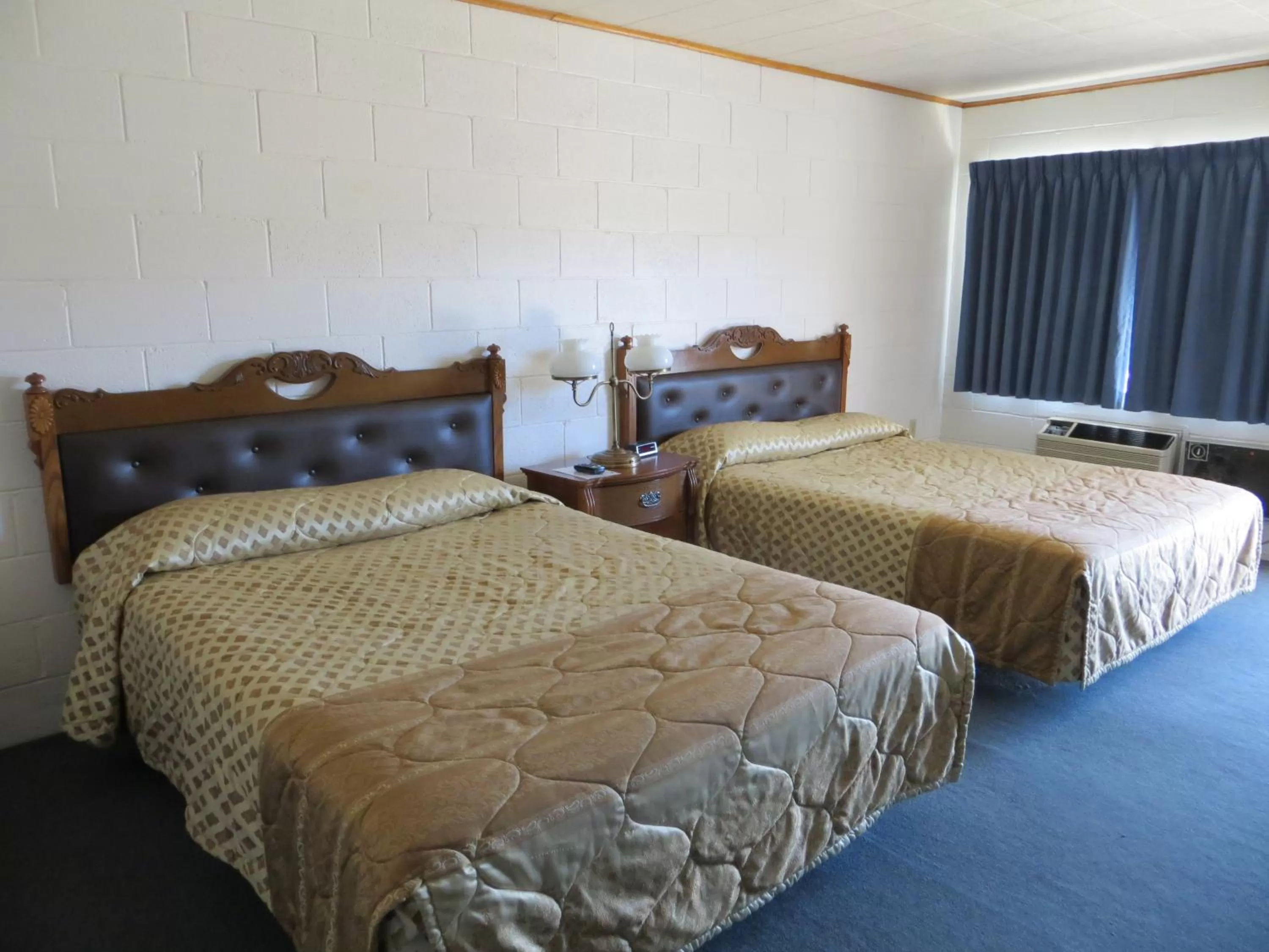 Bedroom, Bed in Alamo Inn