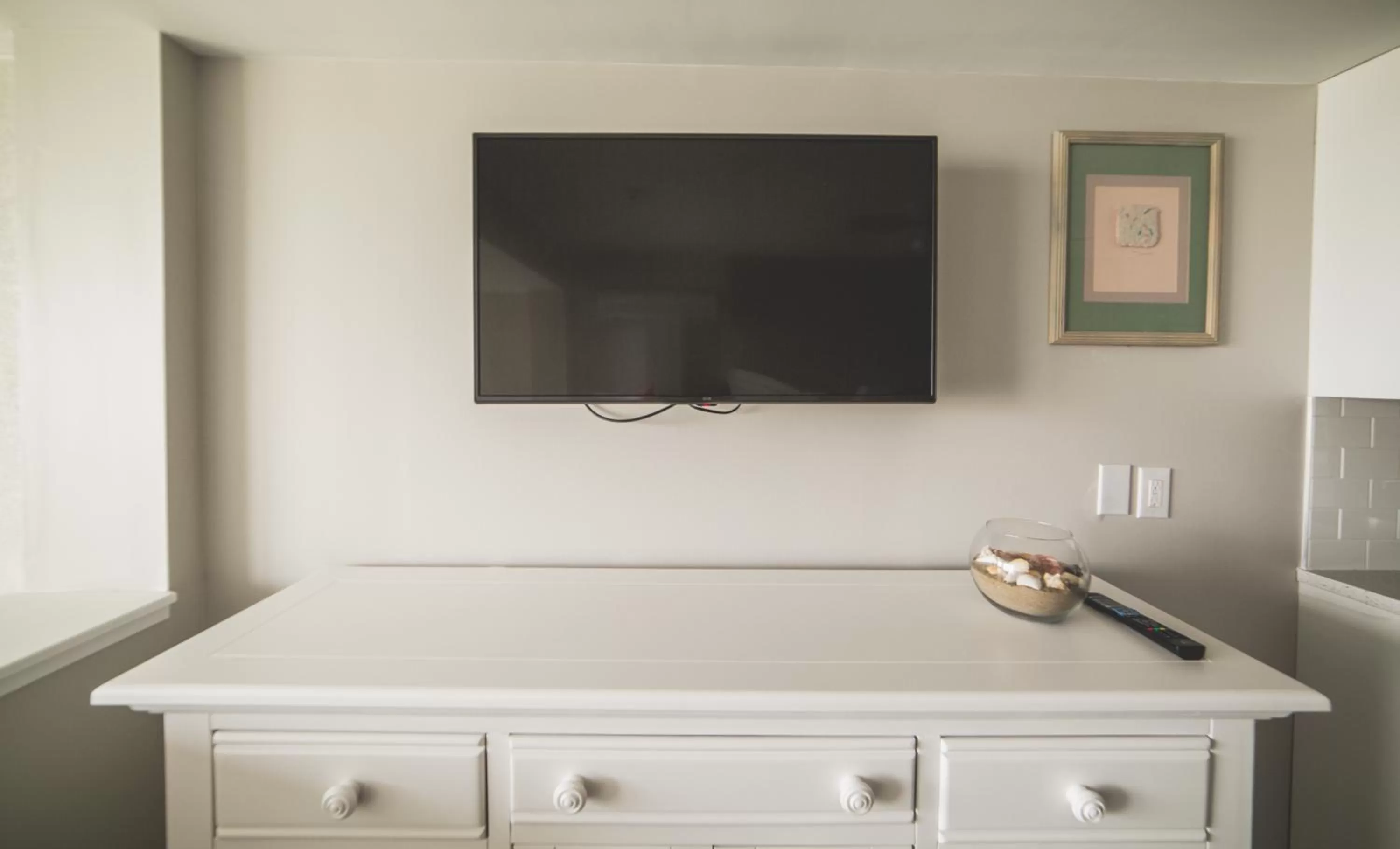 TV and multimedia in Surf Club Oceanfront Hotel