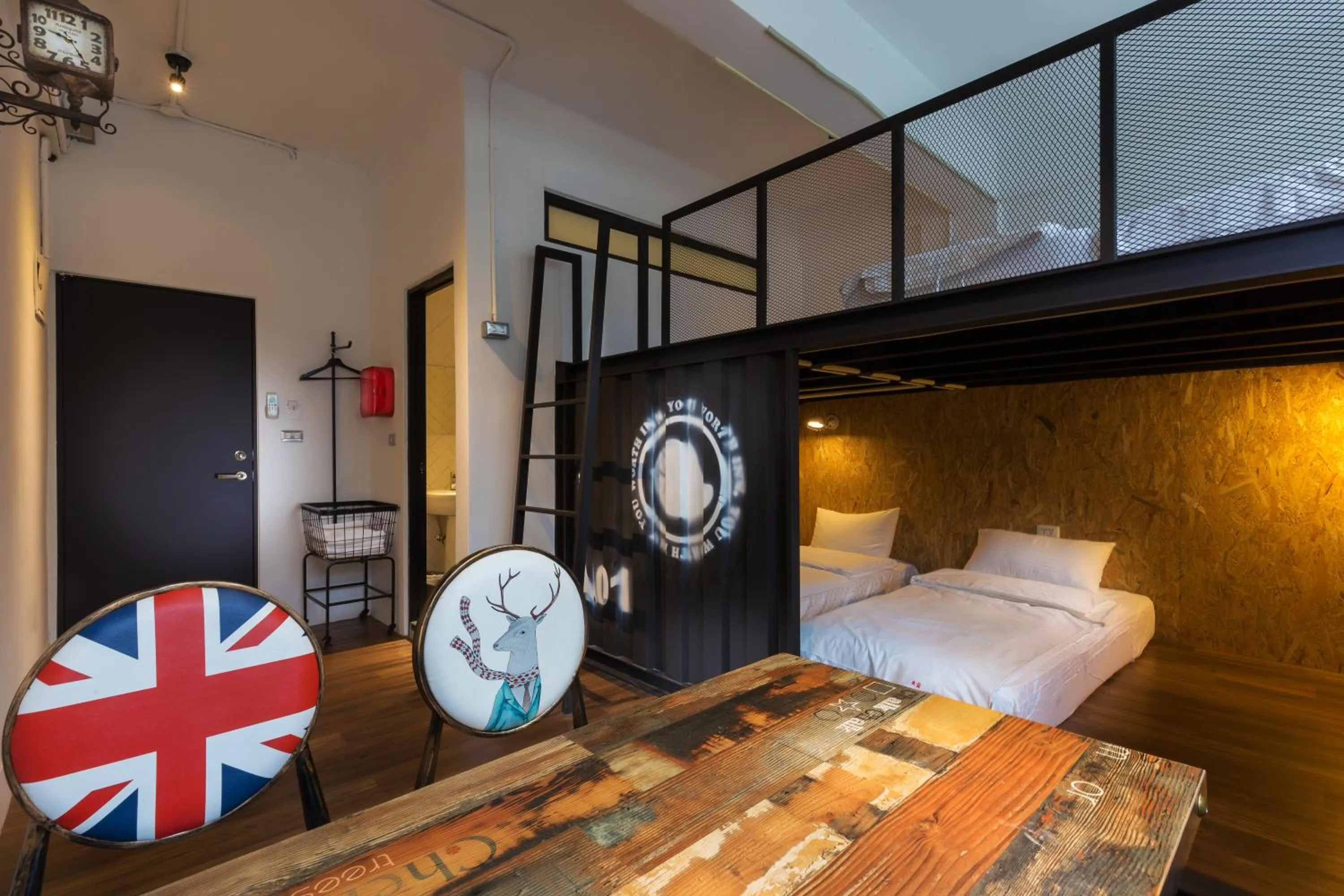 Seating area, Bed in You Worth Inn