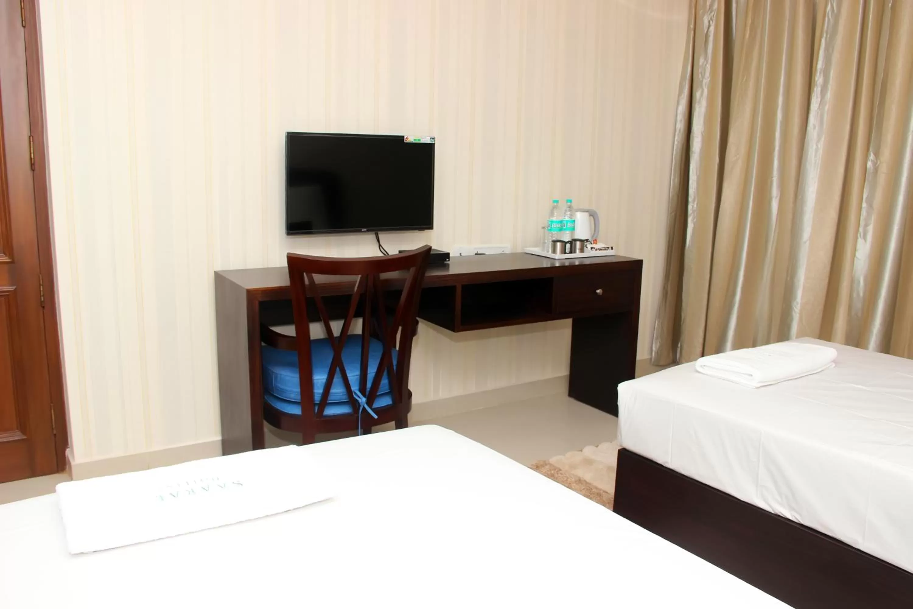 Communal lounge/ TV room, TV/Entertainment Center in Saaral Resort By Crossway