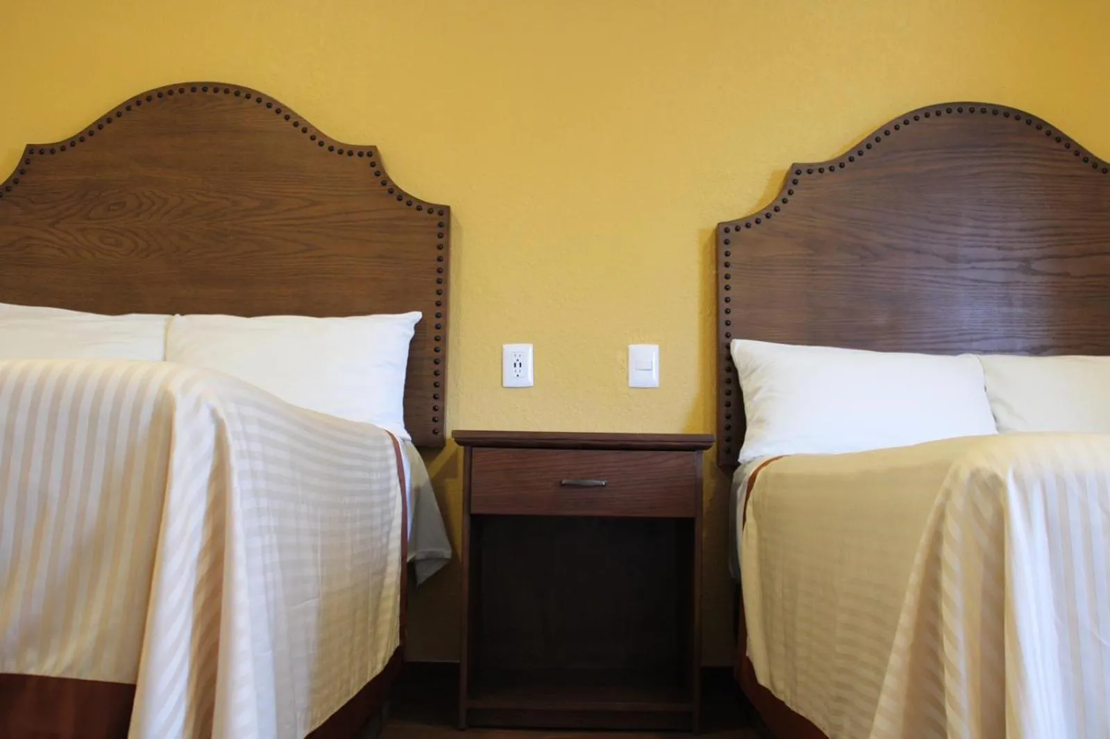 Bedroom, Bed in Estancia Inn