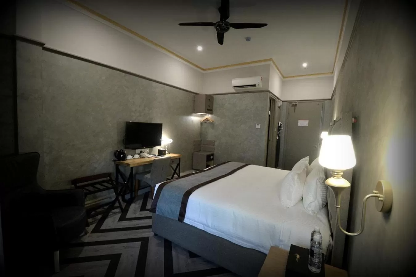 Photo of the whole room, Bed in 1969 Business Suites @ Ipoh Garden