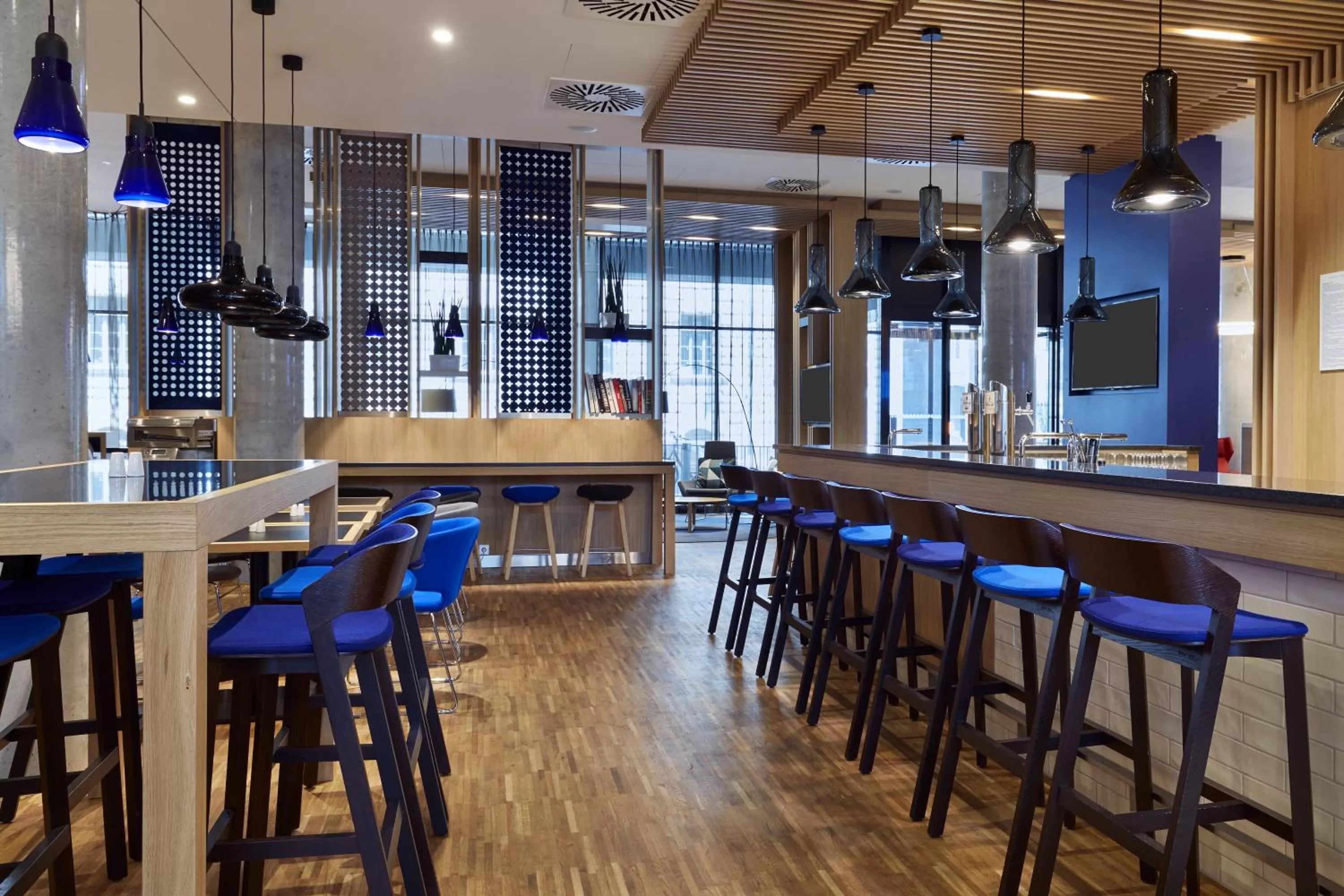 Lounge or bar in Holiday Inn Express - Berlin - Alexanderplatz by IHG