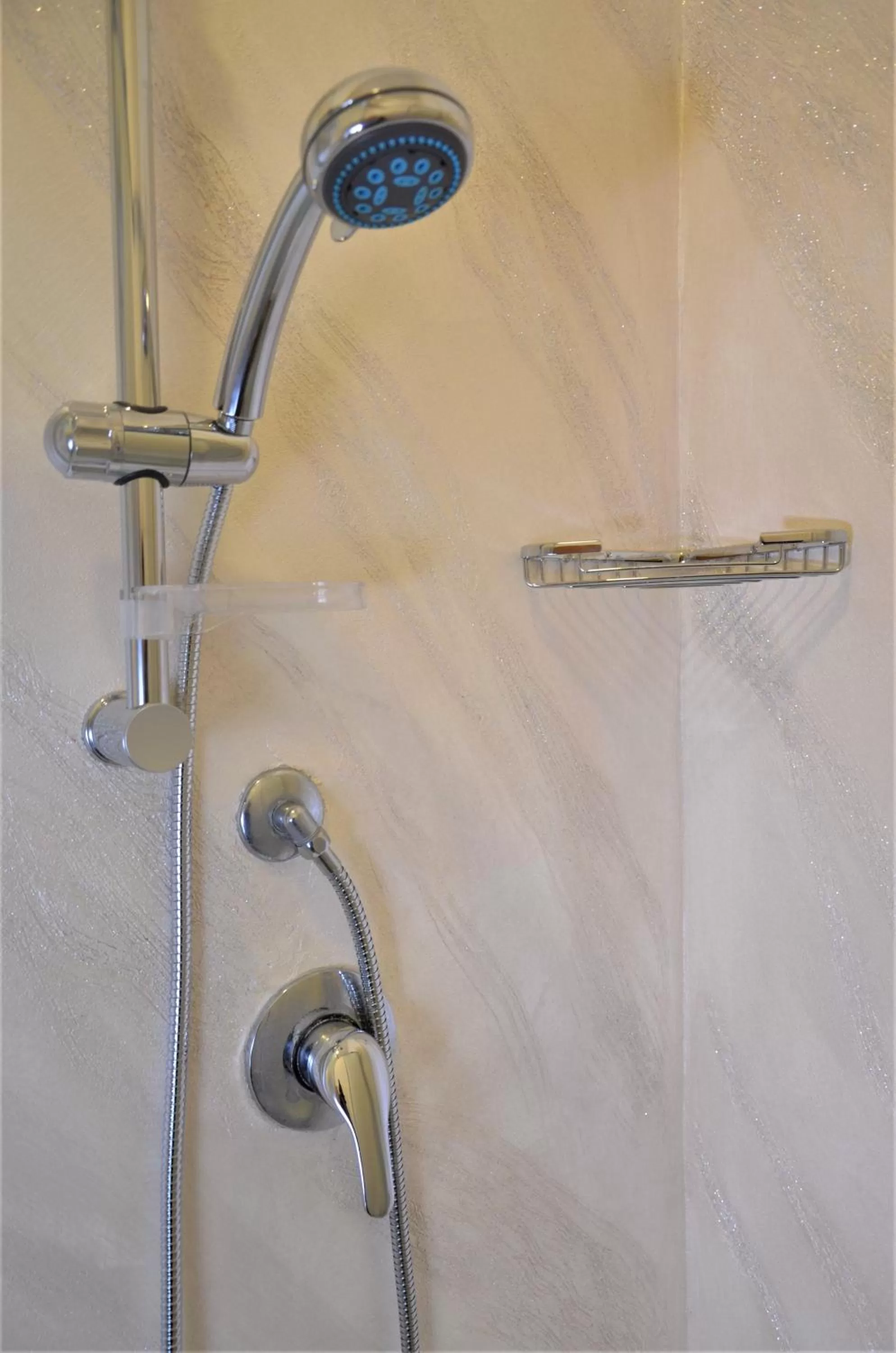 Shower in Moonlight Hotel&Suites