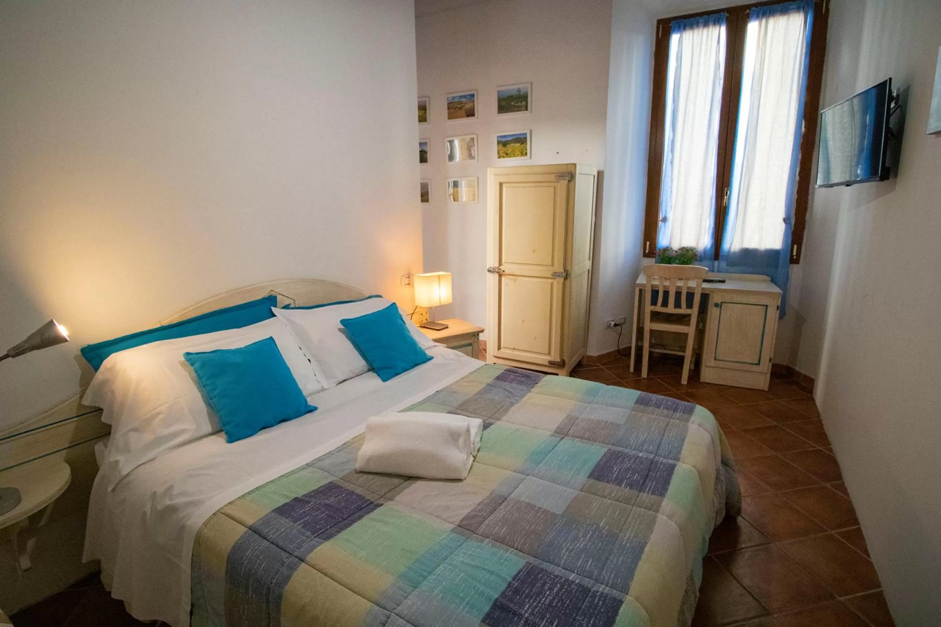 Photo of the whole room, Bed in Cicerone Guest House