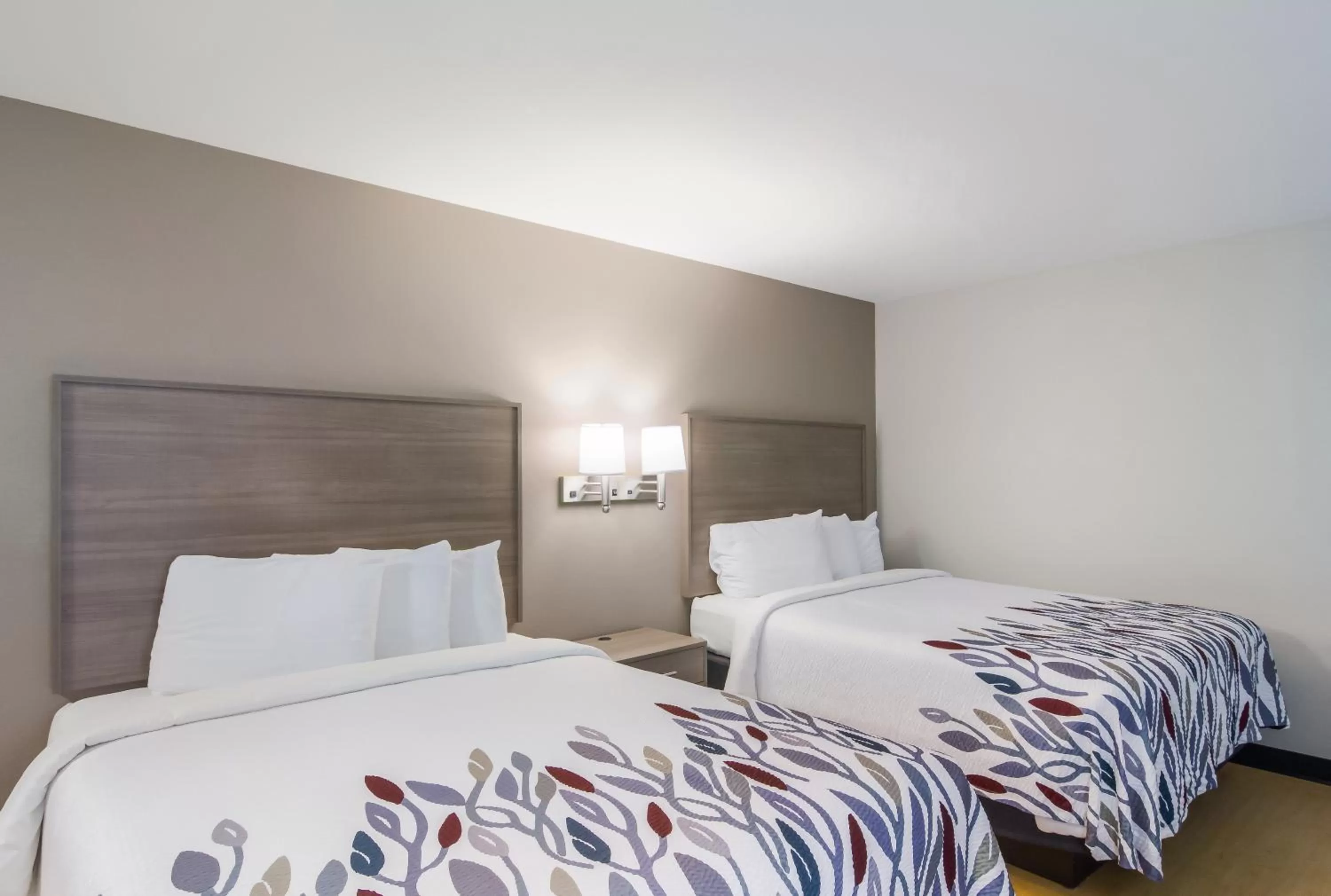 Photo of the whole room, Bed in Red Roof Inn I-95 North Brunswick Darien