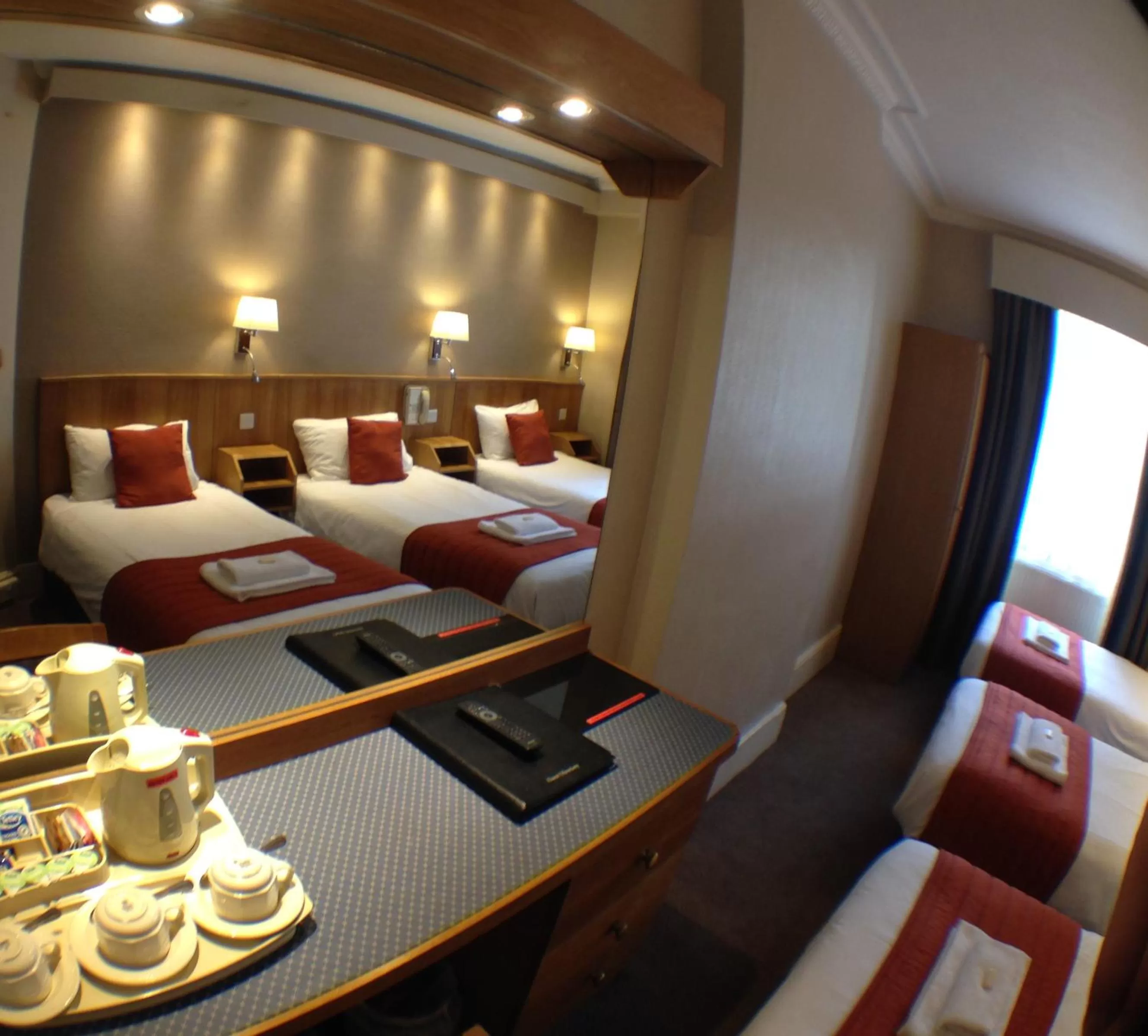 Photo of the whole room, Bed in Columbus Hotel