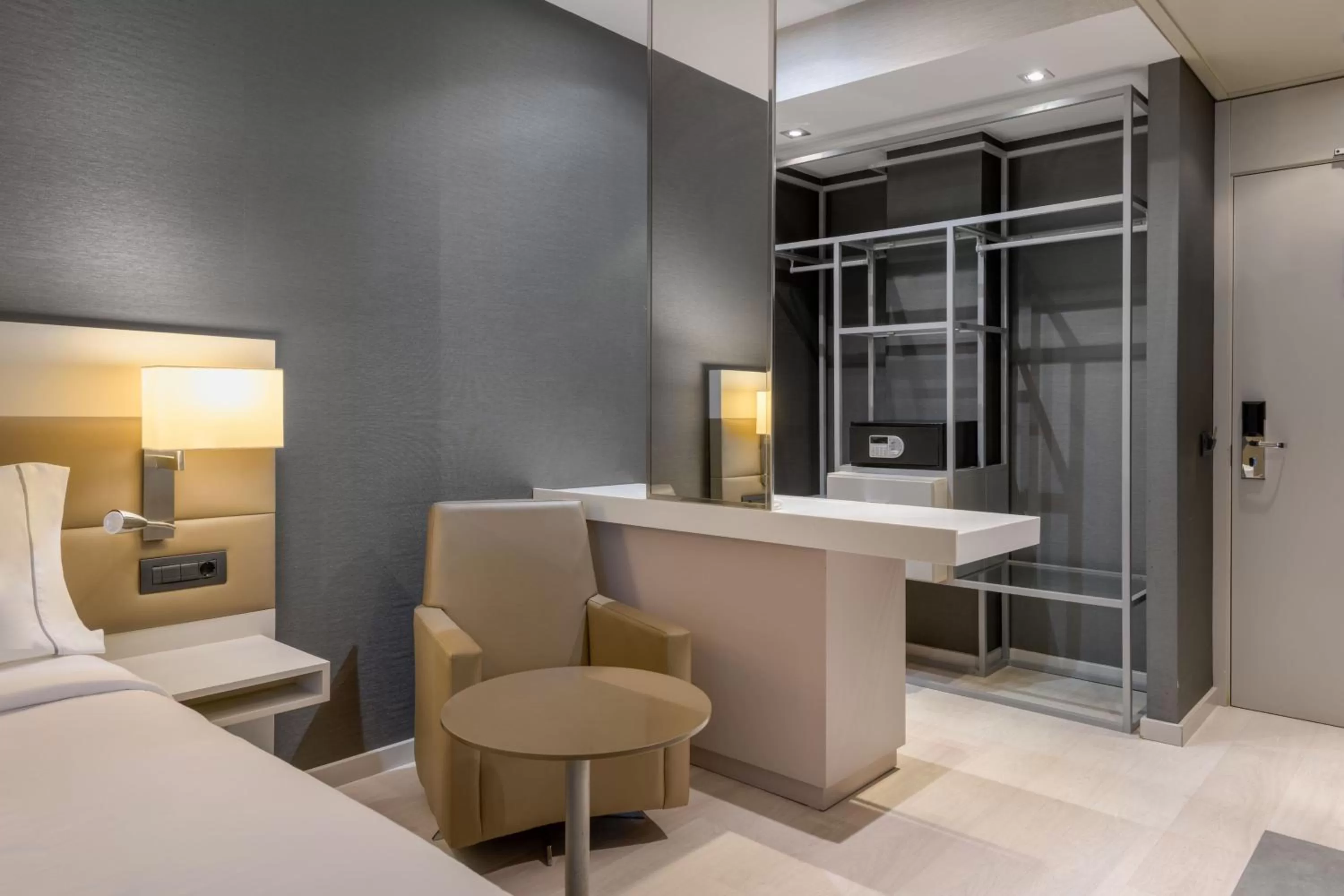 Photo of the whole room, Bed in SH Colón Valencia