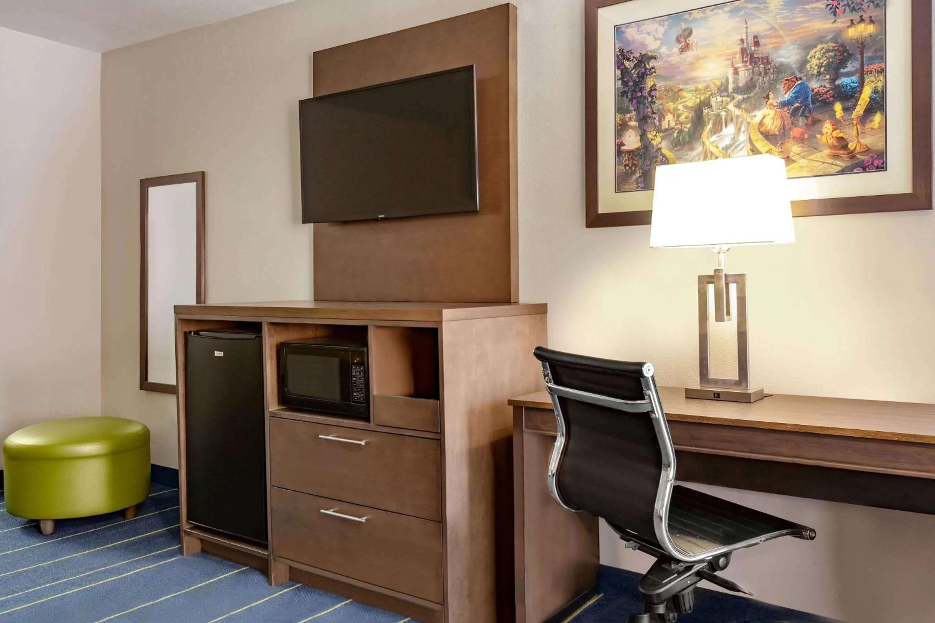 Bedroom in Days Inn & Suites by Wyndham Anaheim At Disneyland Park