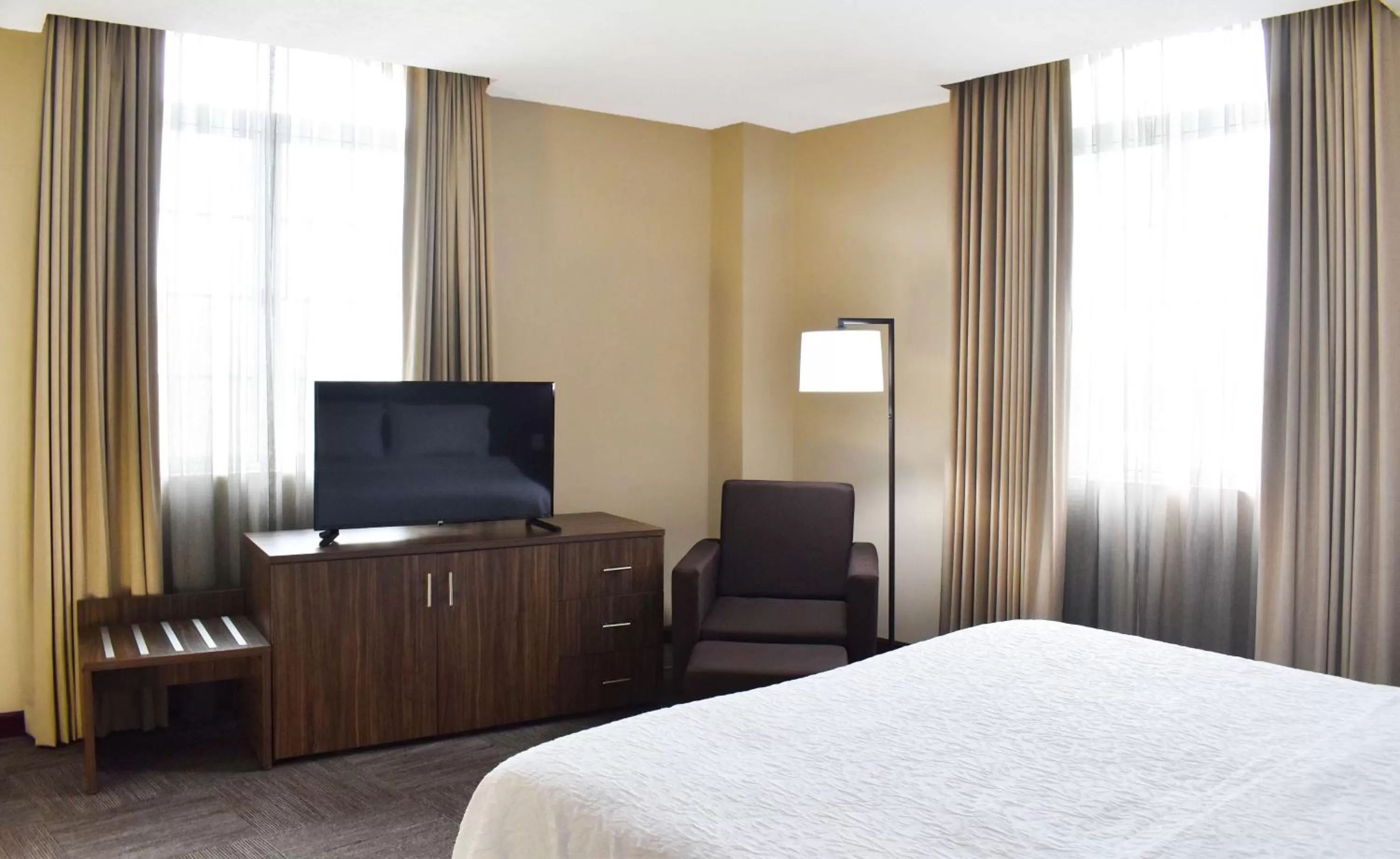 Bedroom, Bed in Hampton Inn Tampico Zona Dorada