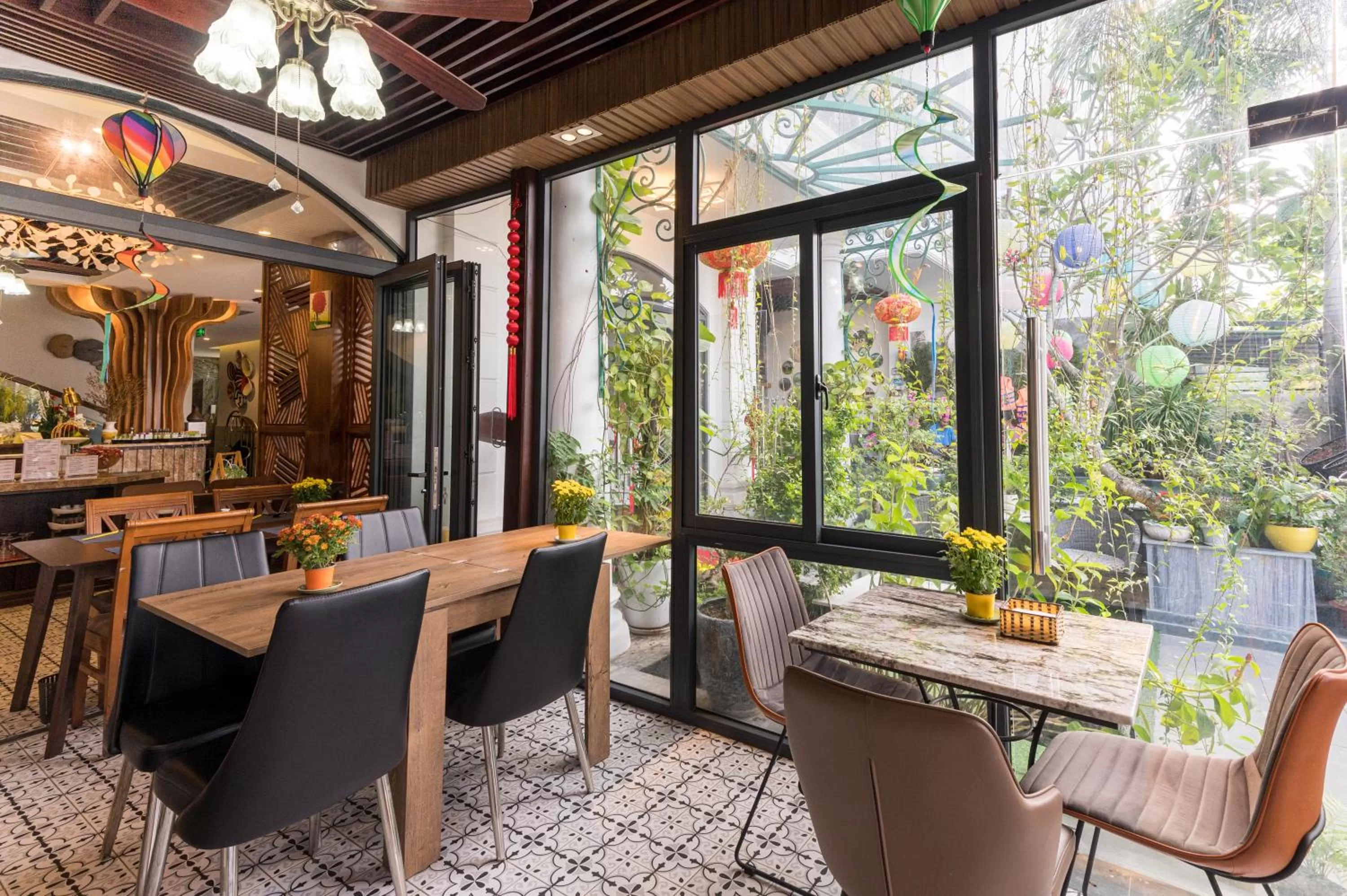 Restaurant/places to eat in Hoang Trinh Hotel