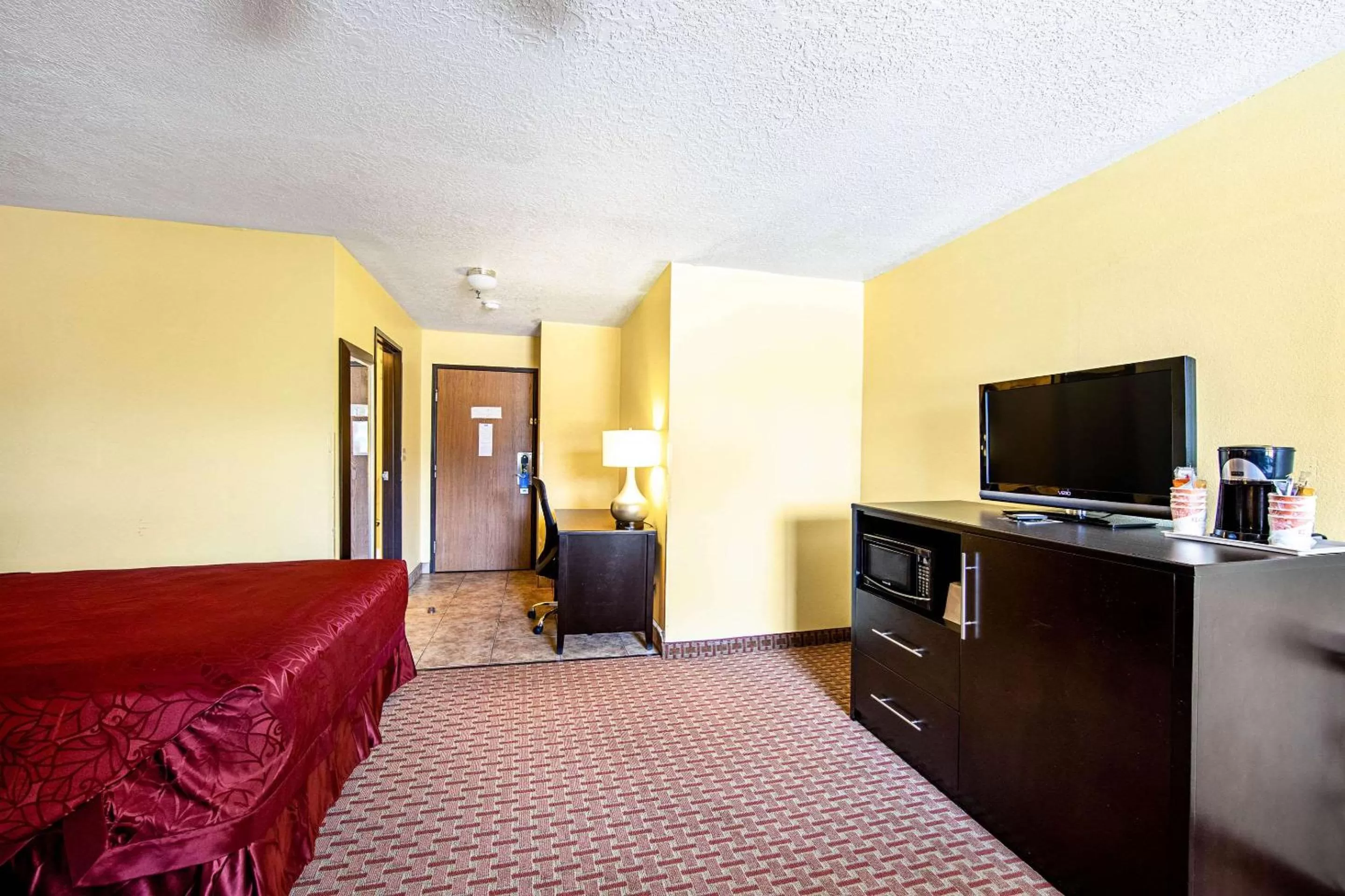 Photo of the whole room, Bed in Rodeway Inn & Suites Monticello