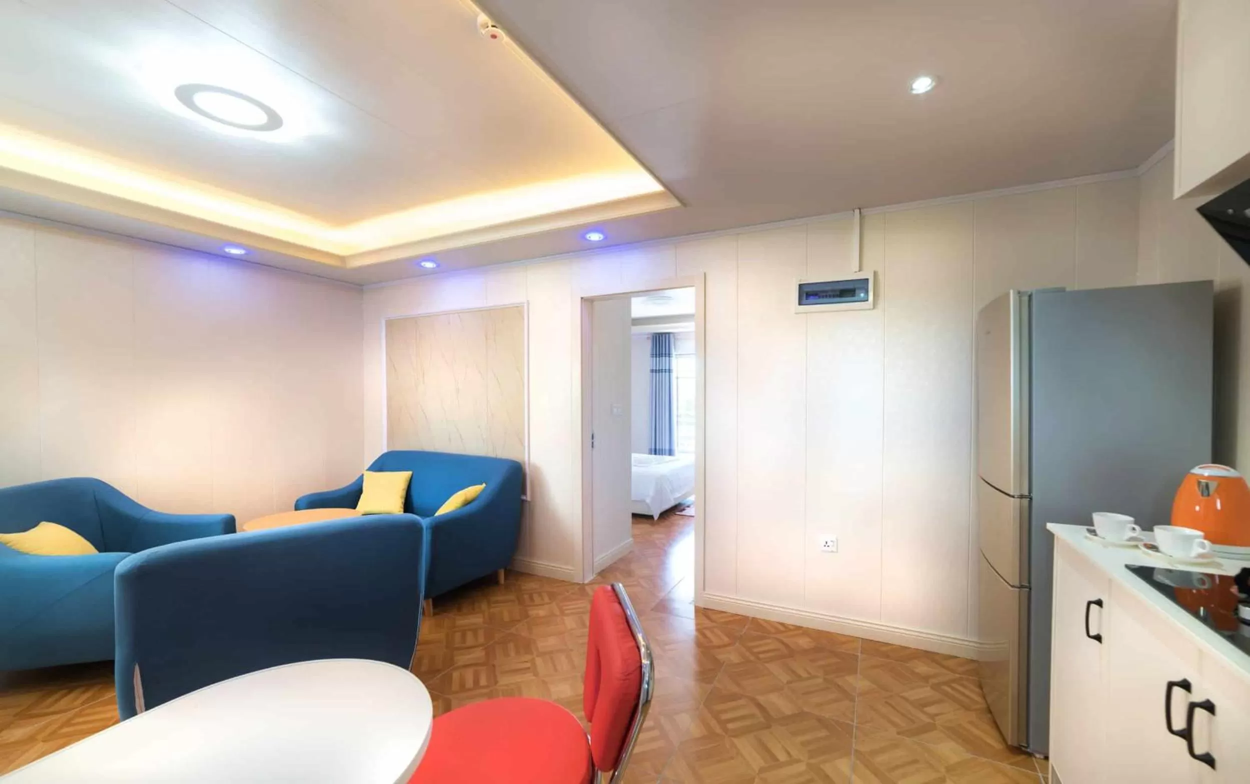 Living room, TV/Entertainment Center in Riverside Hotel