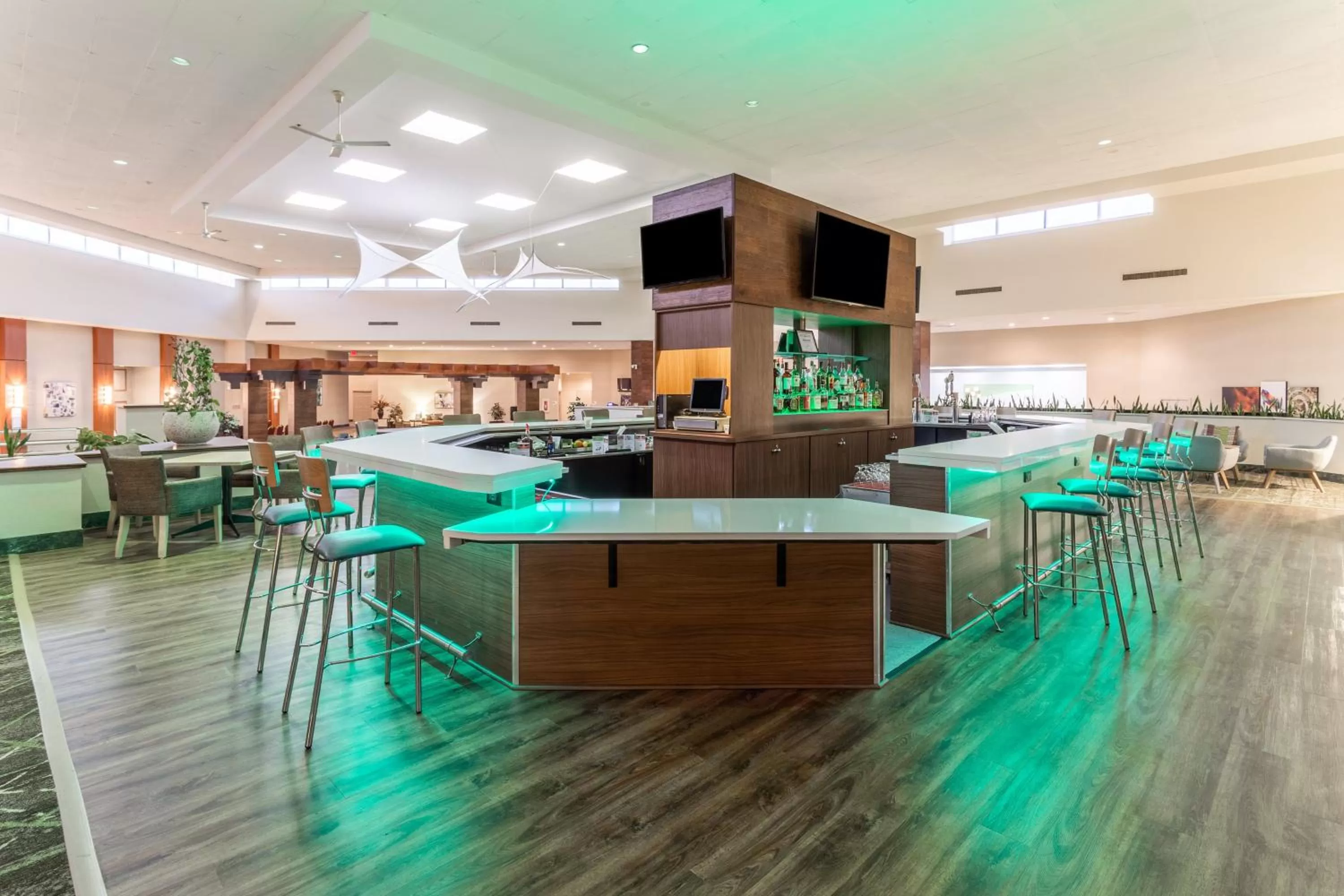 Lounge or bar in Holiday Inn Philadelphia South-Swedesboro by IHG