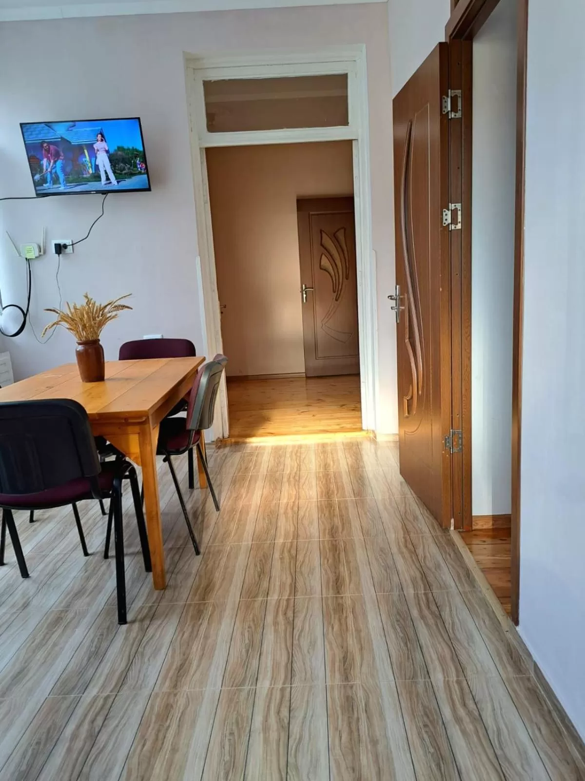 Dining area, TV/Entertainment Center in Guest House David's B&B