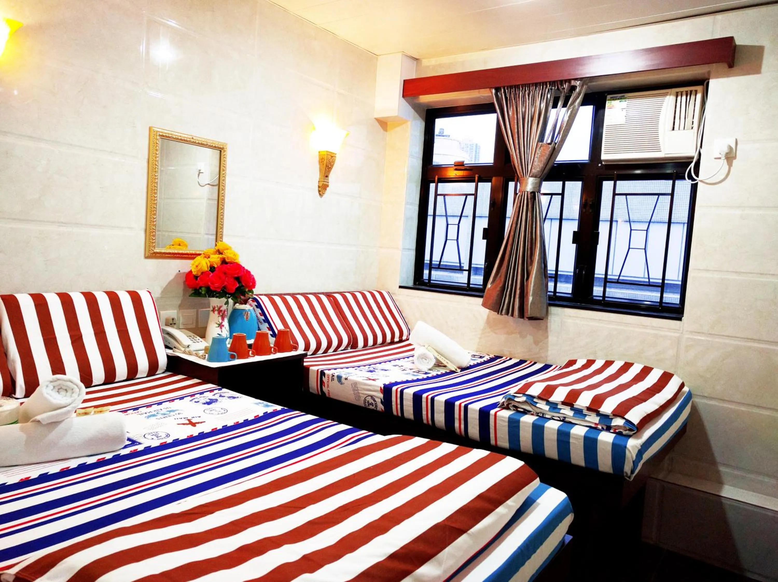 Bed in Paris Guest House DHILLON HOTEL HK LTD 24 HOUR RECEPTION BLOCK D E 10F